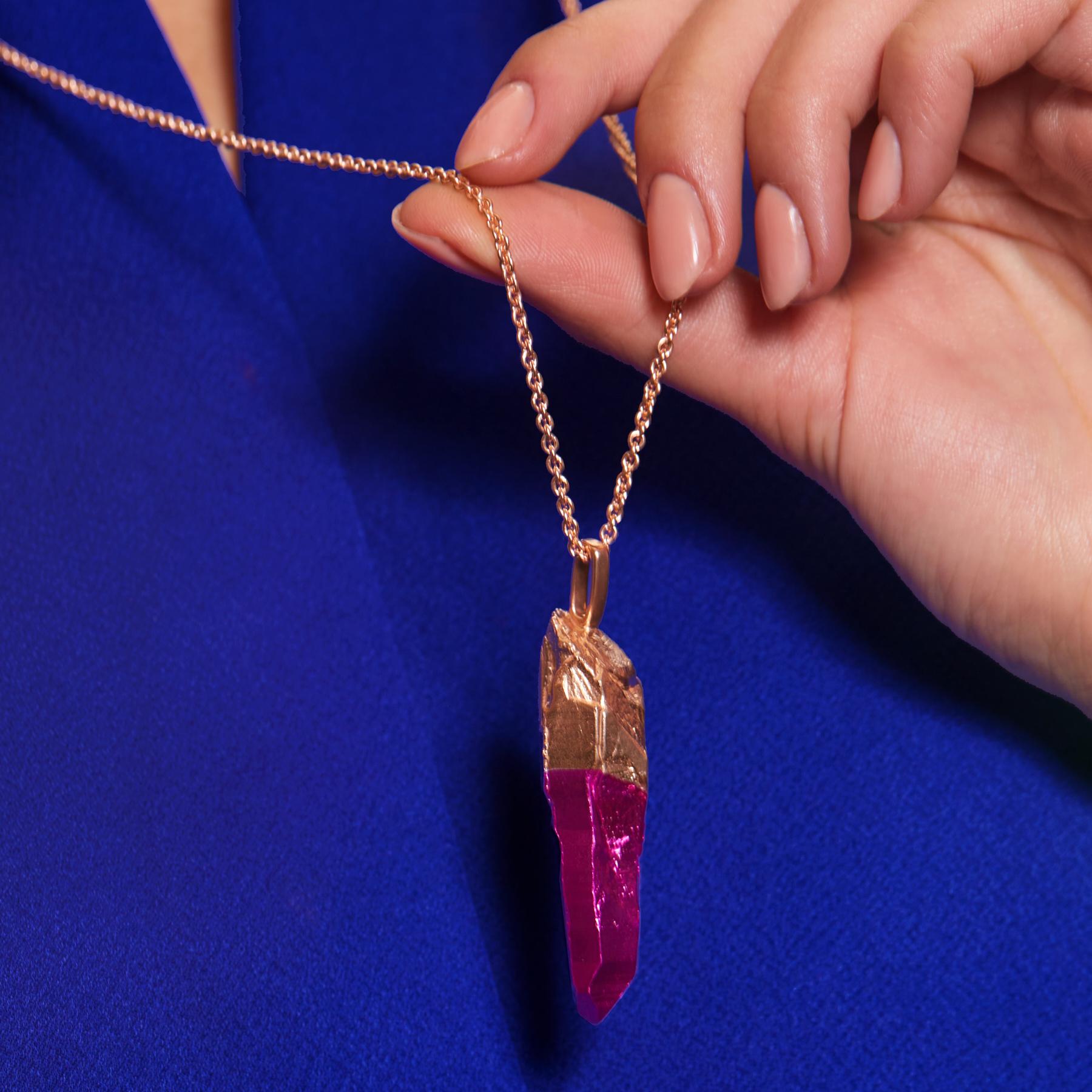 Collana con bacchetta HotRocks Alchemy in vermeil oro rosa 18ct Fairmined con punta rivestita in ceramica rosa. La forma del ciondolo riproduce una bacchetta di quarzo naturale, creata attraverso il processo di fusione a cera persa, che evoca in chi