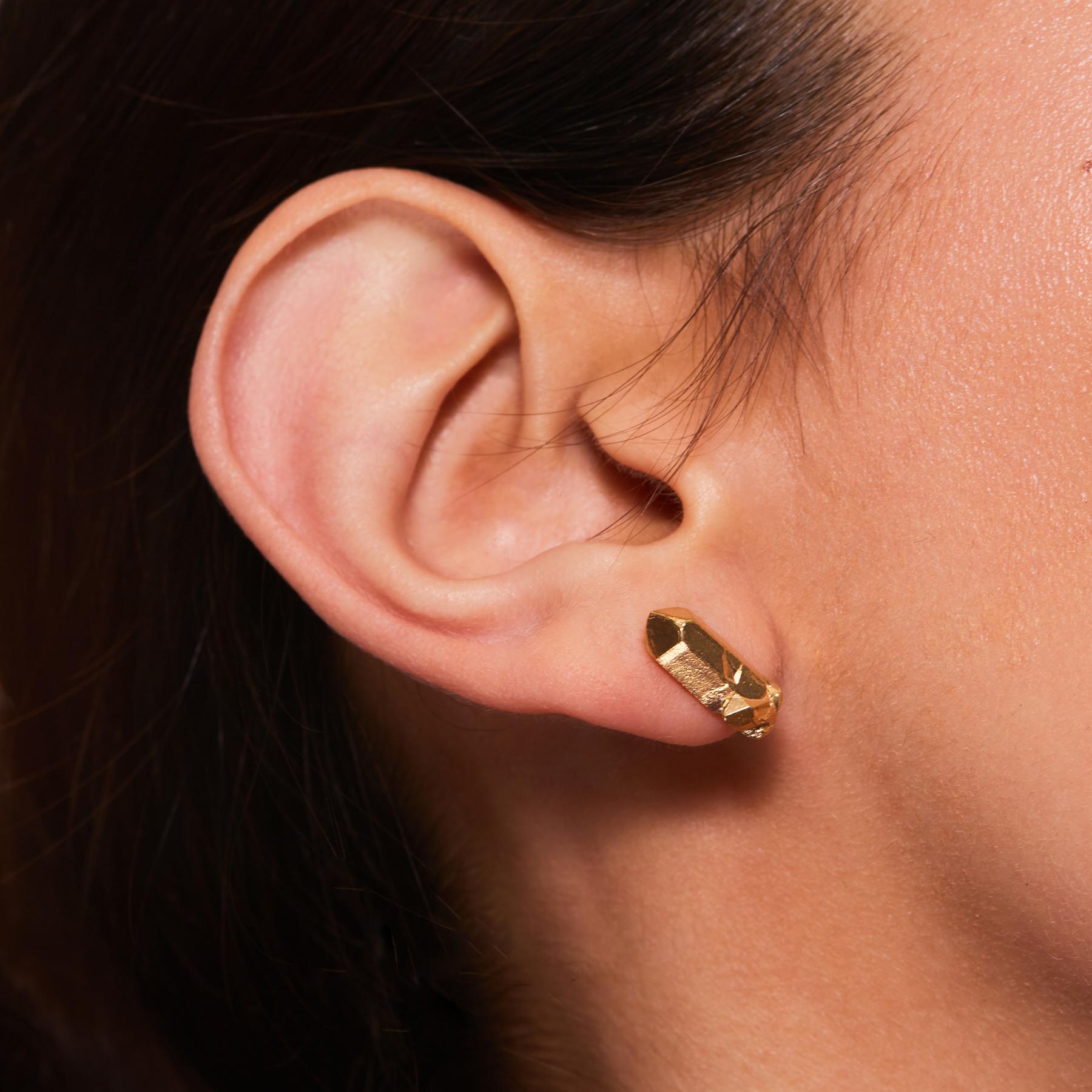 Gli orecchini HotRocks Alchemy in oro giallo 18ct Fairmined vermeil sono delicati ma audaci, perfetti da indossare tutti i giorni. 

Dettagli

Dimensioni: Circa 12mmx6mm

Pergamene a farfalla incluse

Venduto con il panno di pulizia The Rock