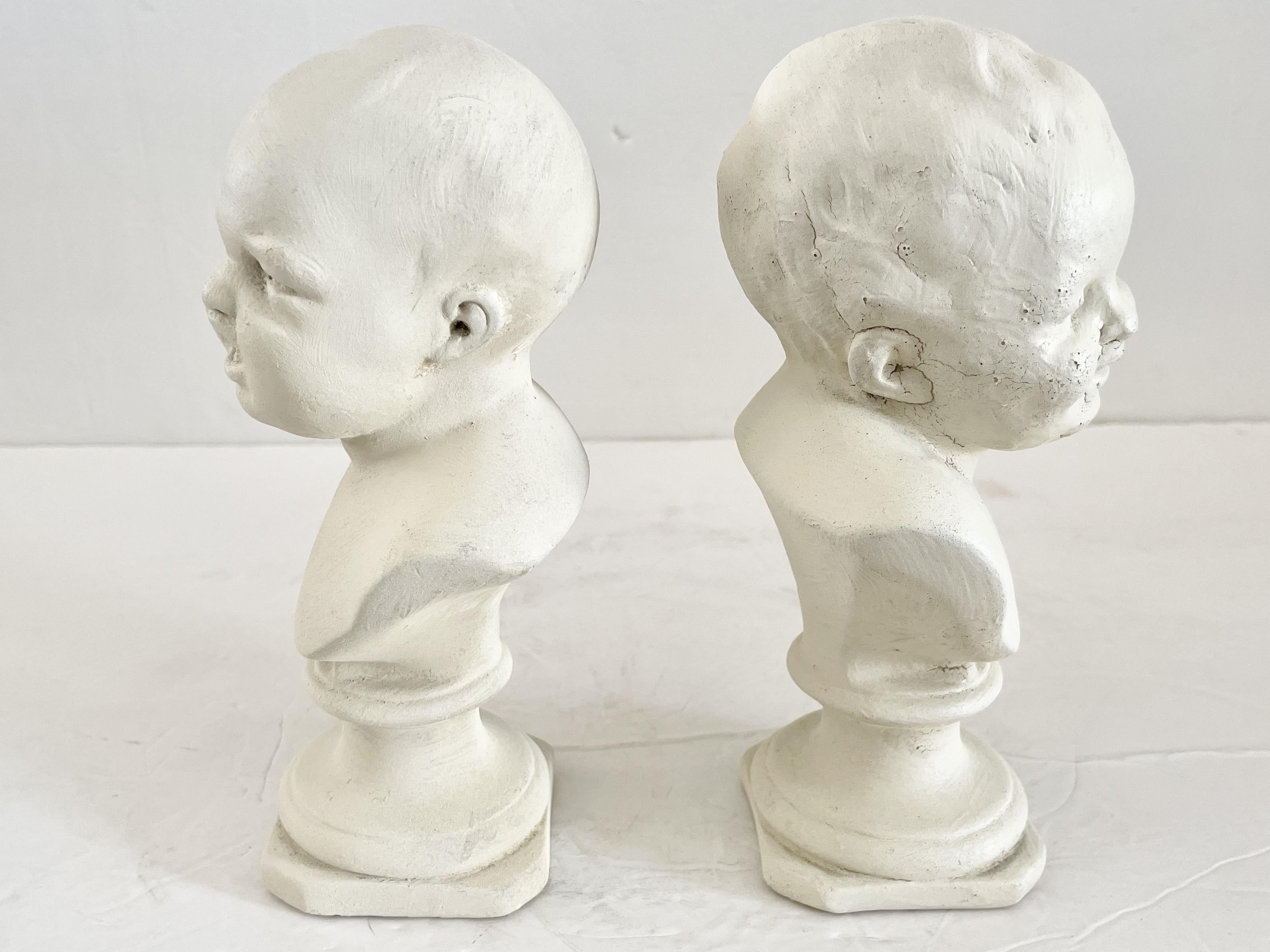 Provincial français Bustes de Houdin représentant un bébé heureux et un bébé qui pleure - une paire en vente