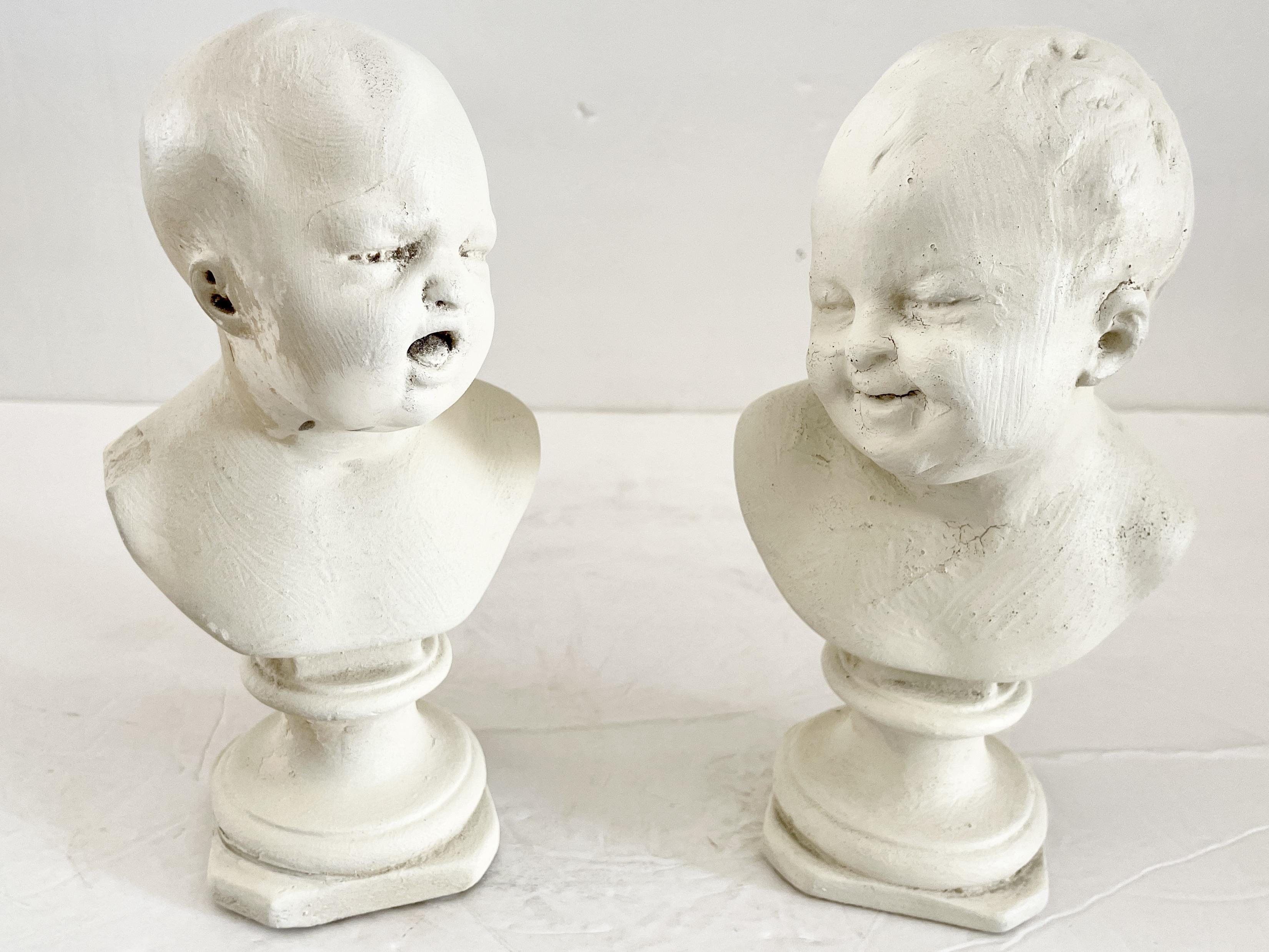 Bustes de Houdin représentant un bébé heureux et un bébé qui pleure - une paire Bon état - En vente à Los Angeles, CA