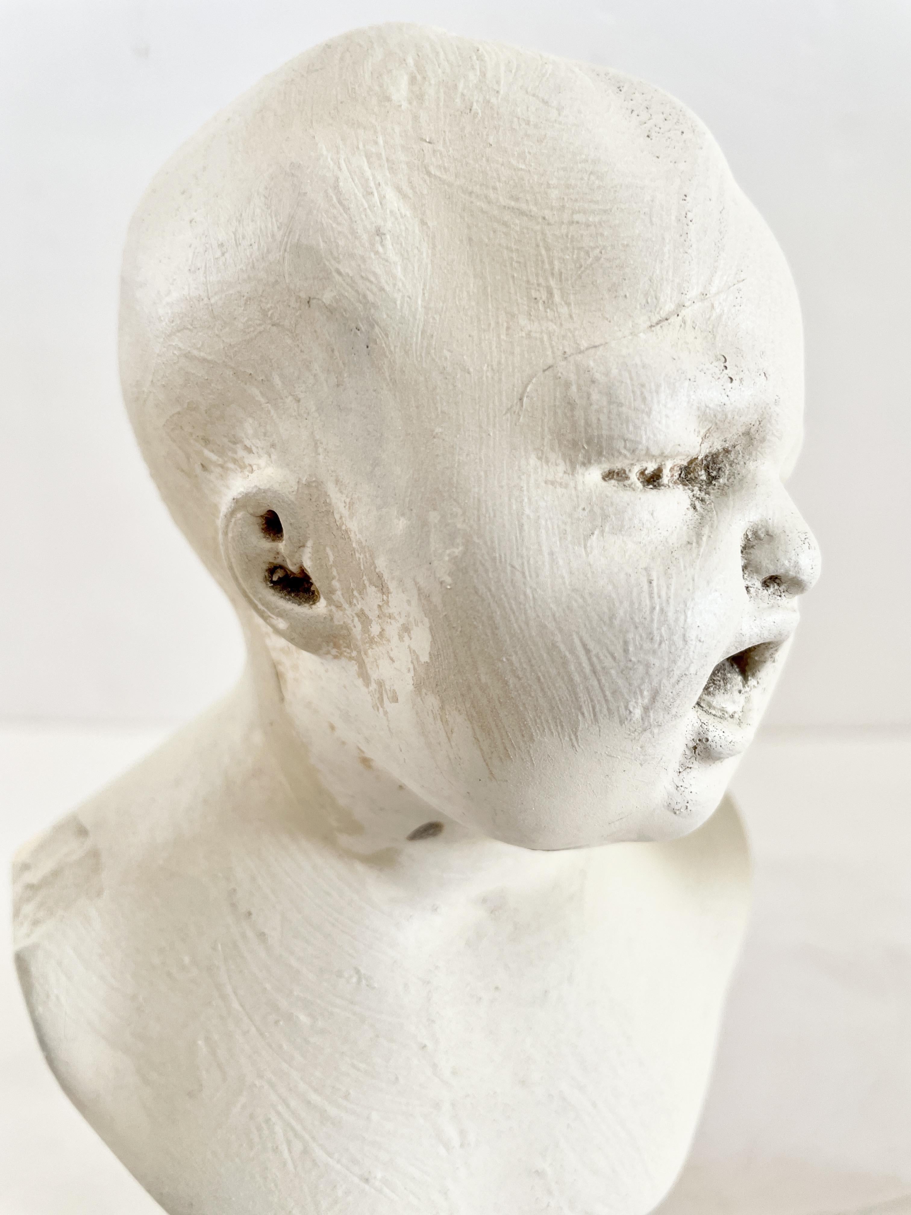 20ième siècle Bustes de Houdin représentant un bébé heureux et un bébé qui pleure - une paire en vente