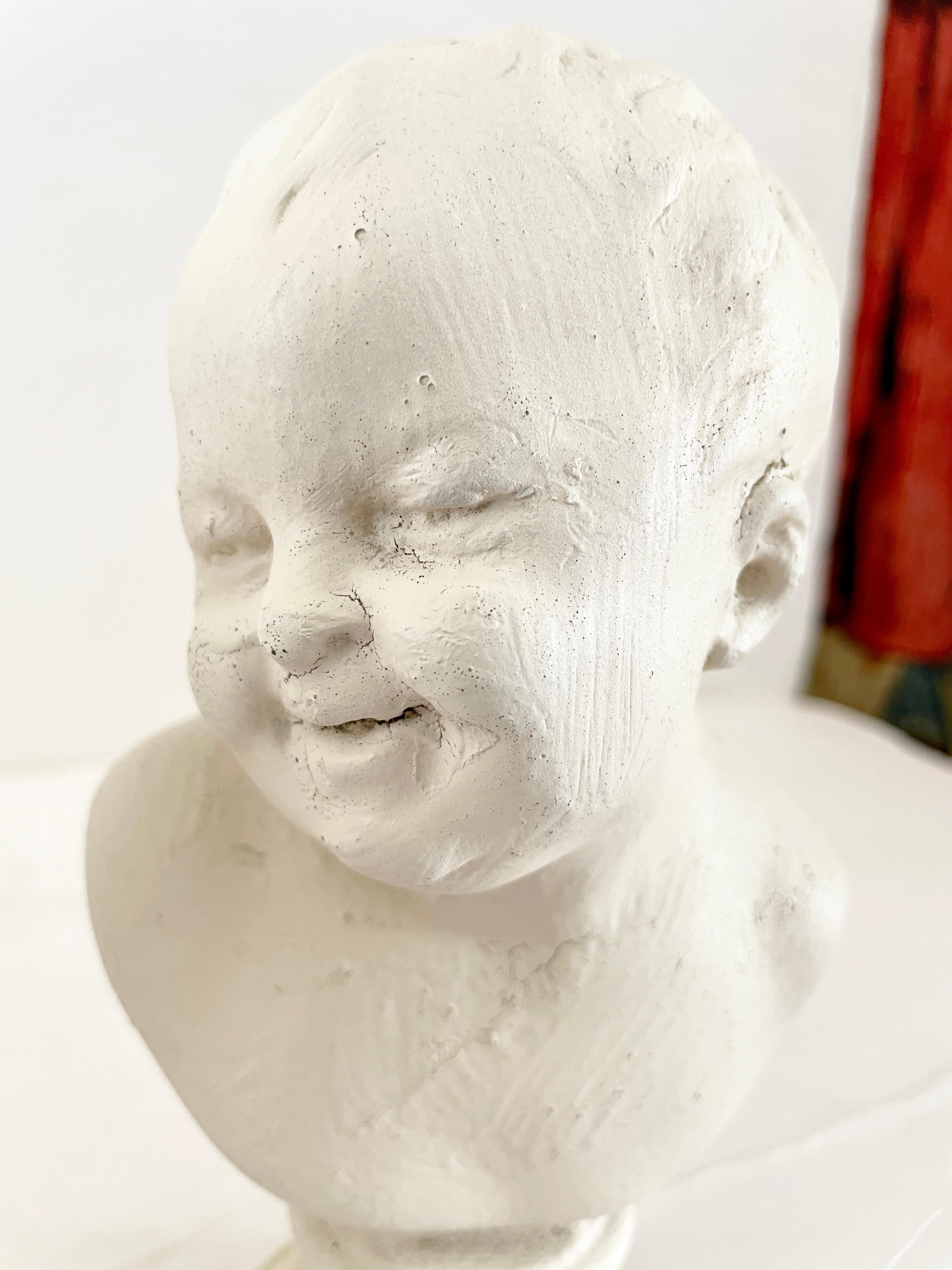 Plâtre Bustes de Houdin représentant un bébé heureux et un bébé qui pleure - une paire en vente