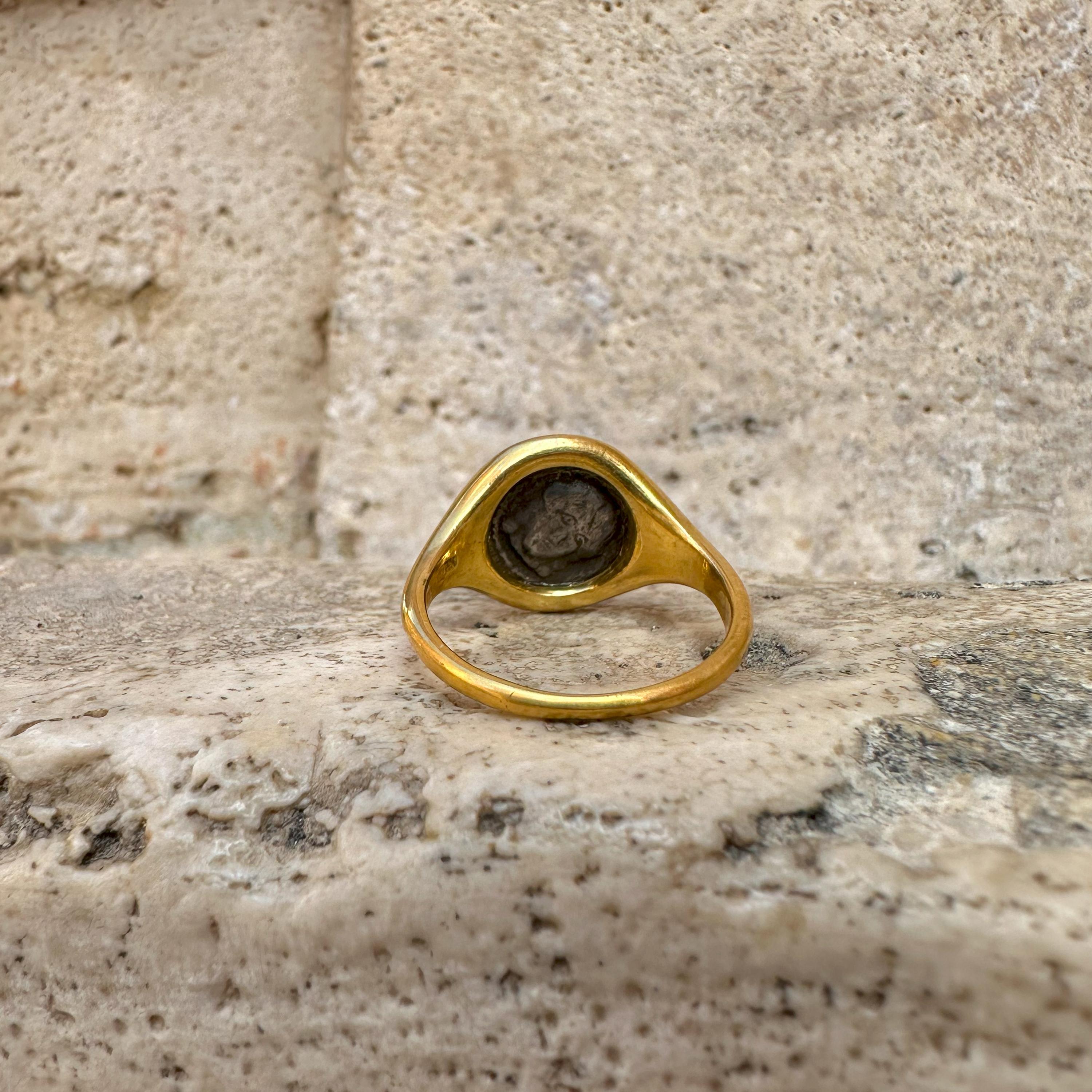 Questo straordinario anello in oro 18 kt incornicia elegantemente un'autentica litra d'argento dell'antica Sicilia, battuta nella città di Eleg intorno al 460-450 a.C.. Il dritto dell'anello mostra l'immagine finemente dettagliata di un cane da