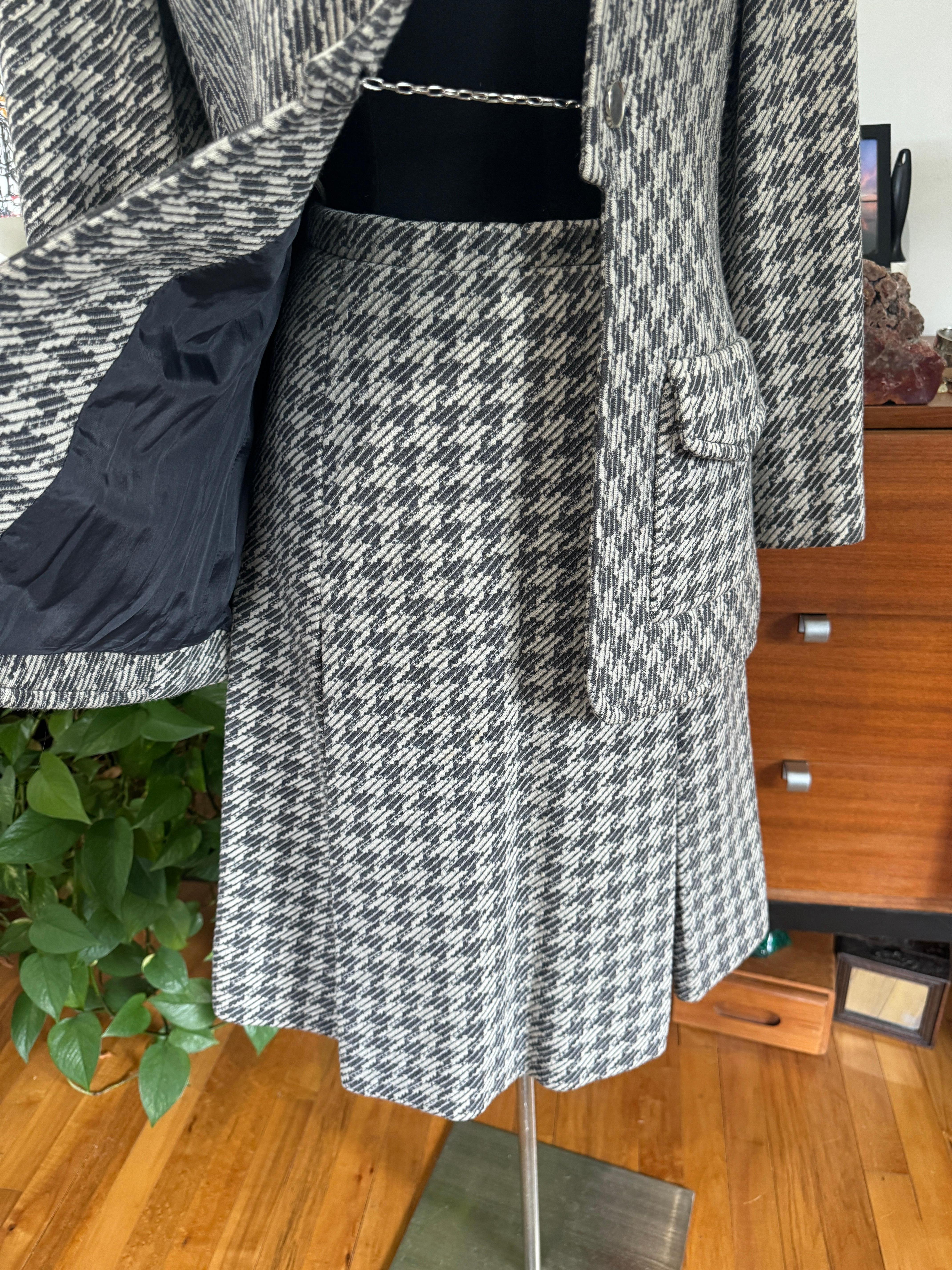 Tailleur jupe pied-de-poule en laine fabriquée en France Goutille, années 1970 en vente 3