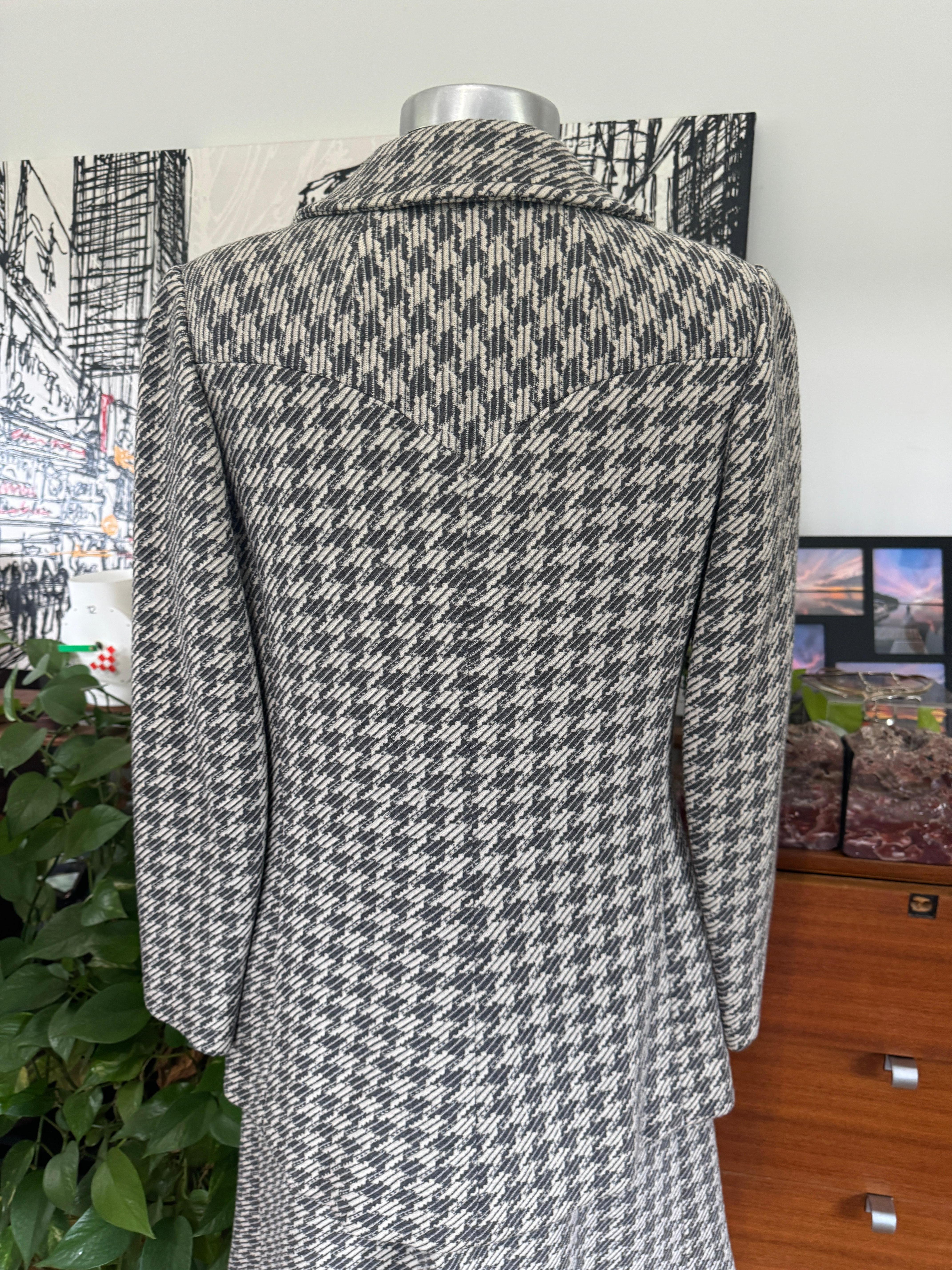 Tailleur jupe pied-de-poule en laine fabriquée en France Goutille, années 1970 en vente 4