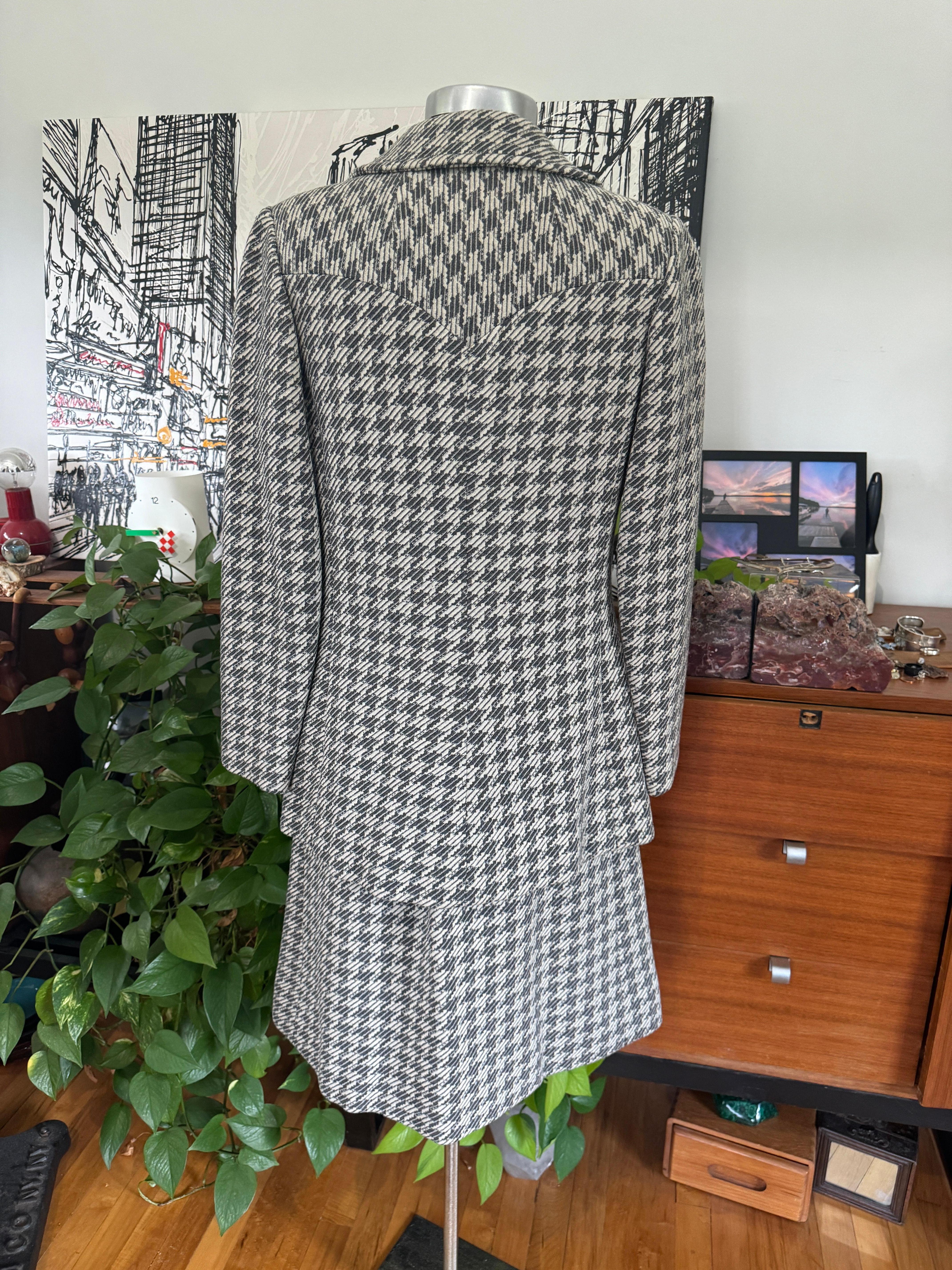 Tailleur jupe pied-de-poule en laine fabriquée en France Goutille, années 1970 en vente 5