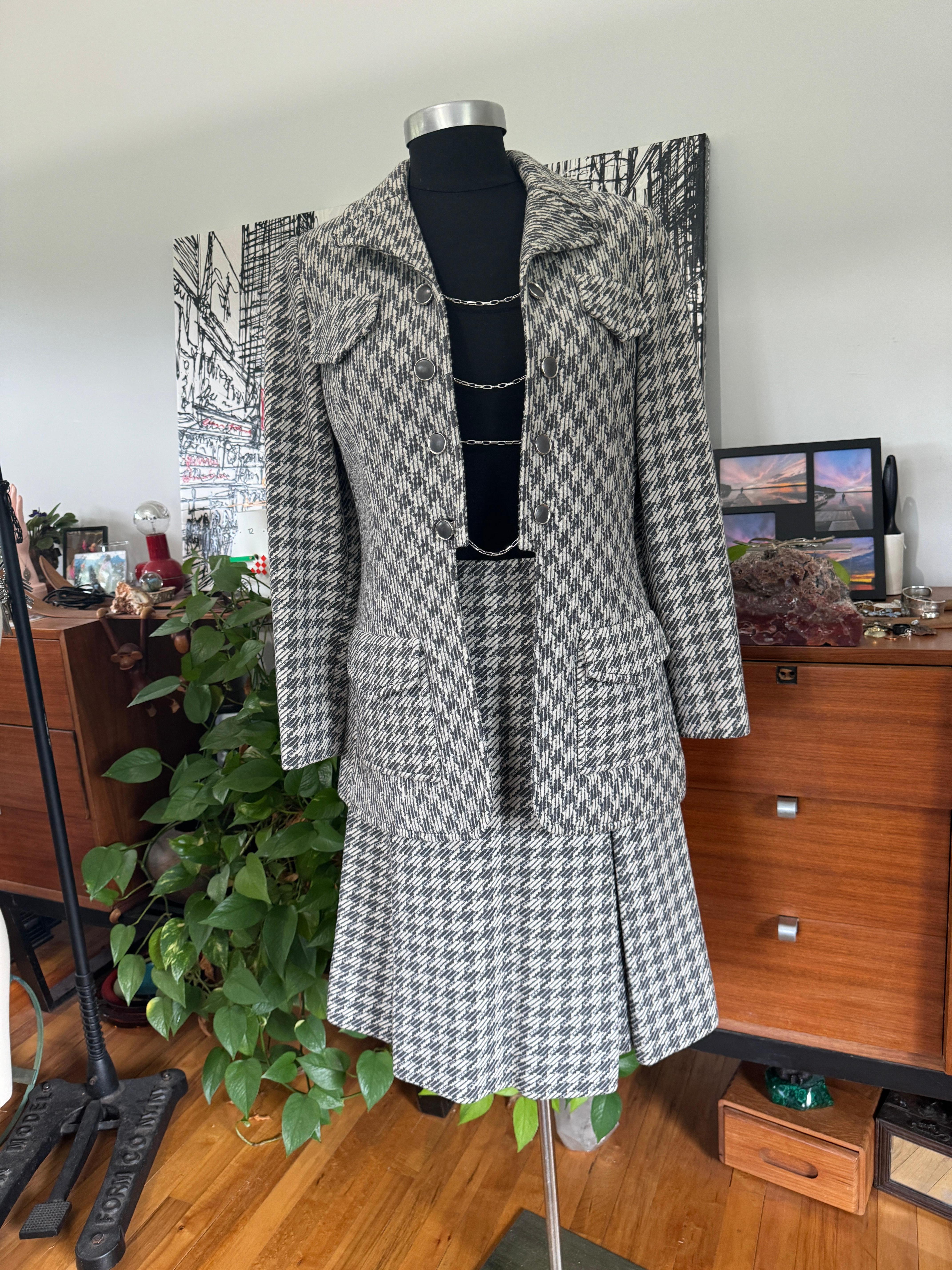 Tailleur jupe pied-de-poule en laine fabriquée en France Goutille, années 1970 Excellent état - En vente à Wallkill, NY