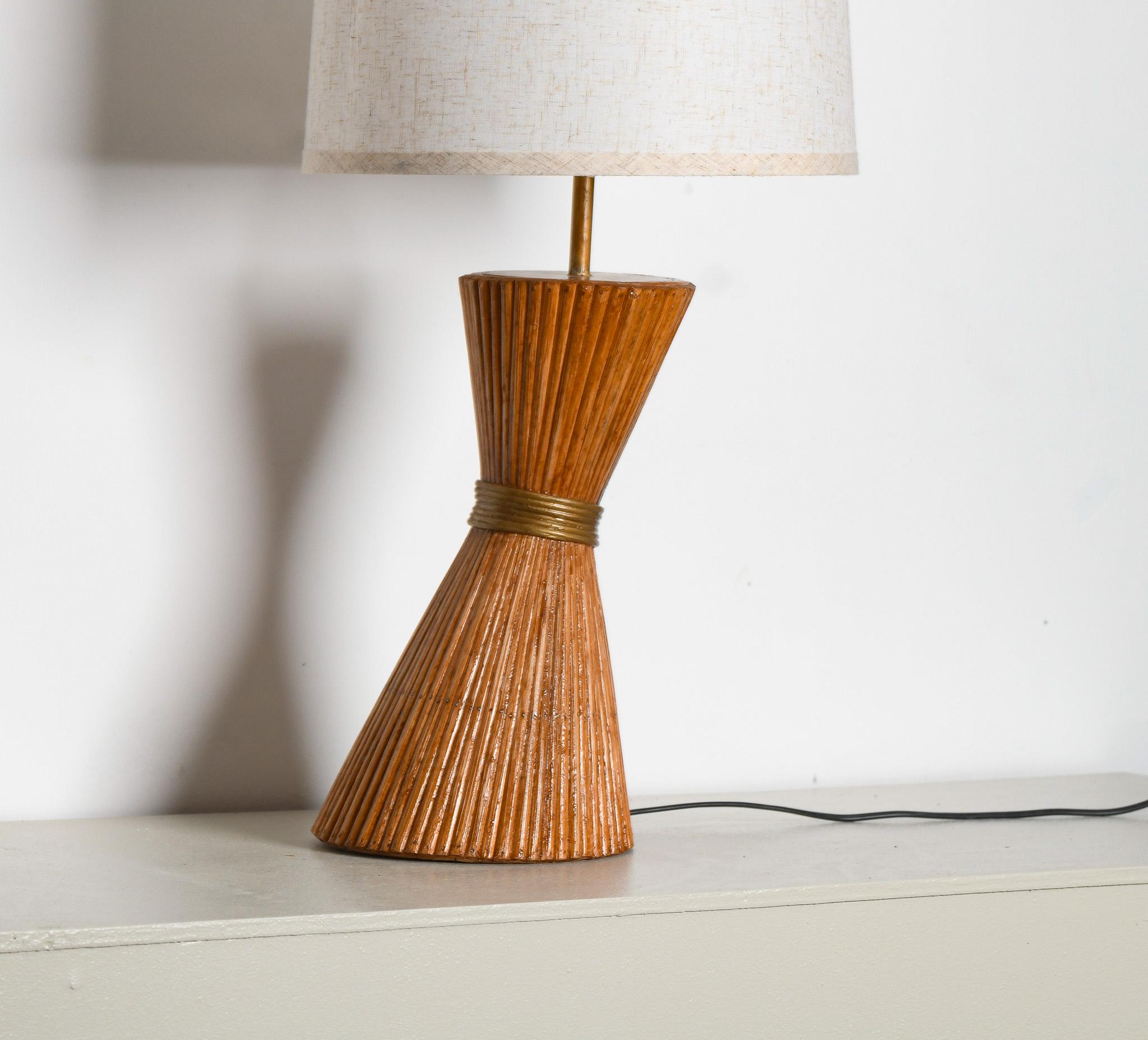 Voici la magnifique lampe de table en roseau crayon fabriquée à la main, conçue de manière experte dans une forme de sablier unique. Sa texture complexe et son design époustouflant en font une pièce incontournable pour tout espace de vie. Découvrez
