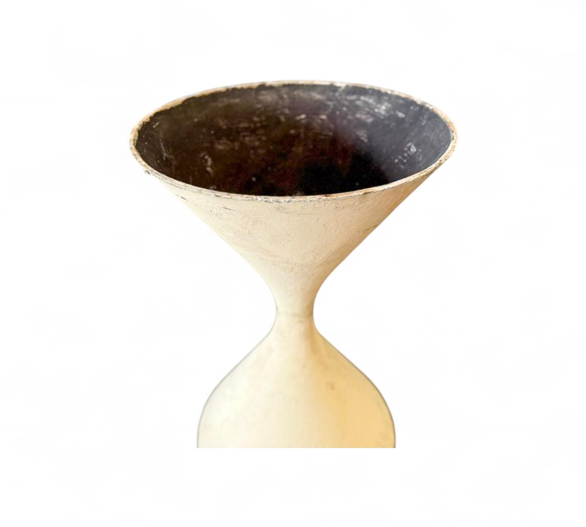 Esta icónica maceta en forma de reloj de arena del diseñador suizo Willy Guhl está hecha de duradero fibrocemento, un material famoso por su solidez, resistencia a la intemperie y calidad escultórica atemporal. Diseñadas en la década de 1960, las