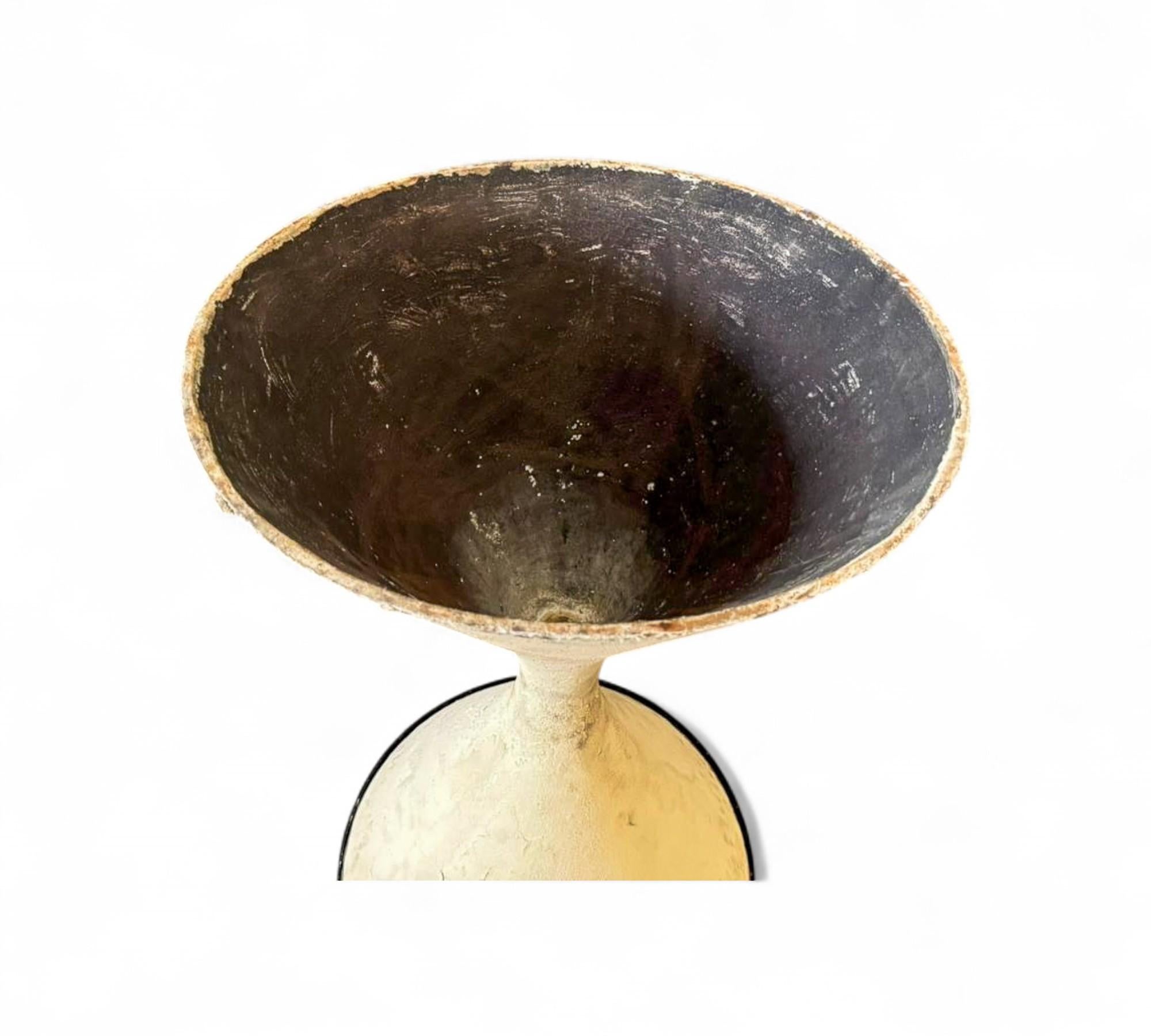 Jardinera en forma de reloj de arena de fibrocemento con base de hierro, Willy Guhl, años 60 Suizo en venta