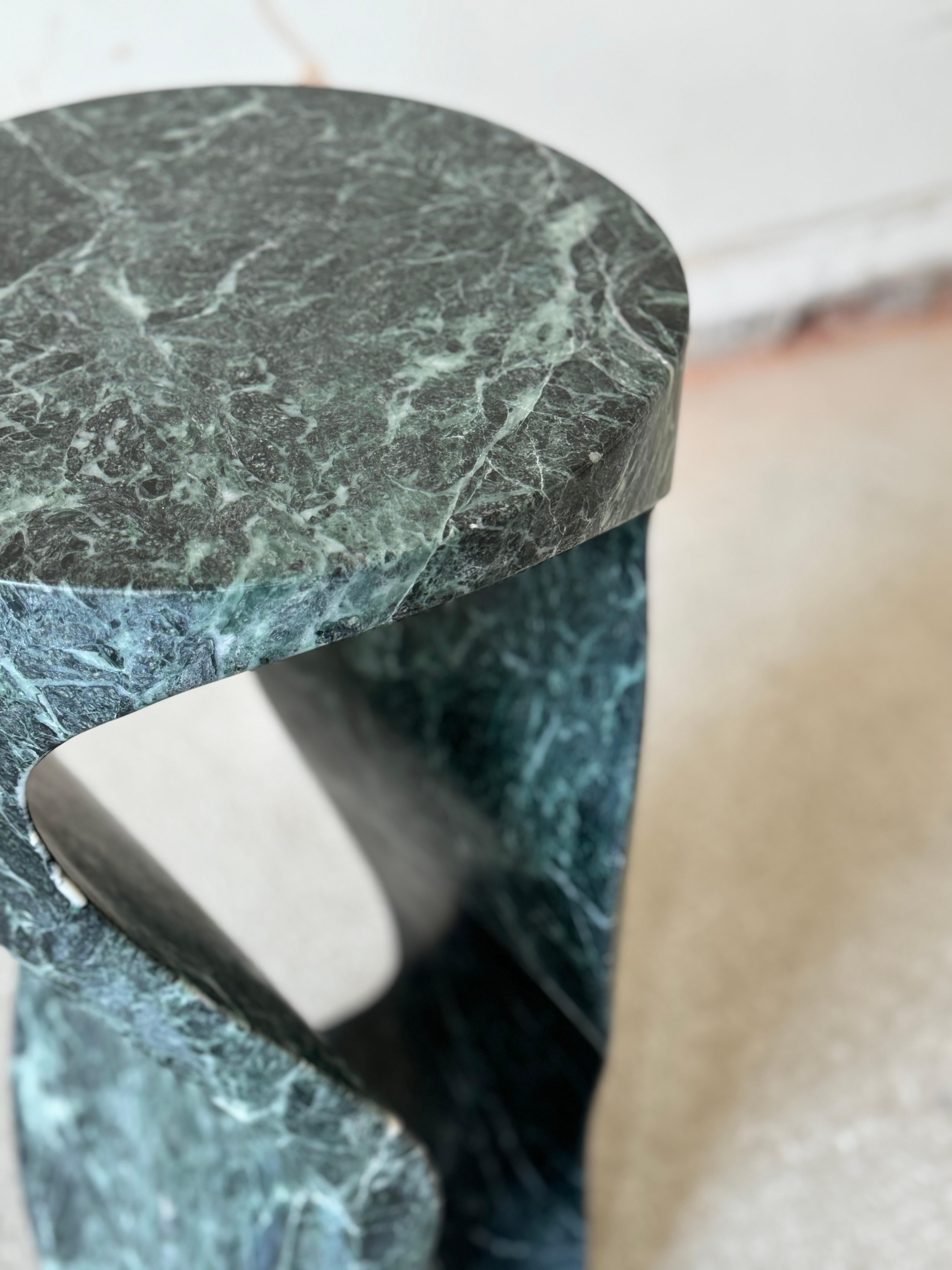 Hourglass Alpi Verde Marble Pedestal by Studio TOOJ (21. Jahrhundert und zeitgenössisch) im Angebot