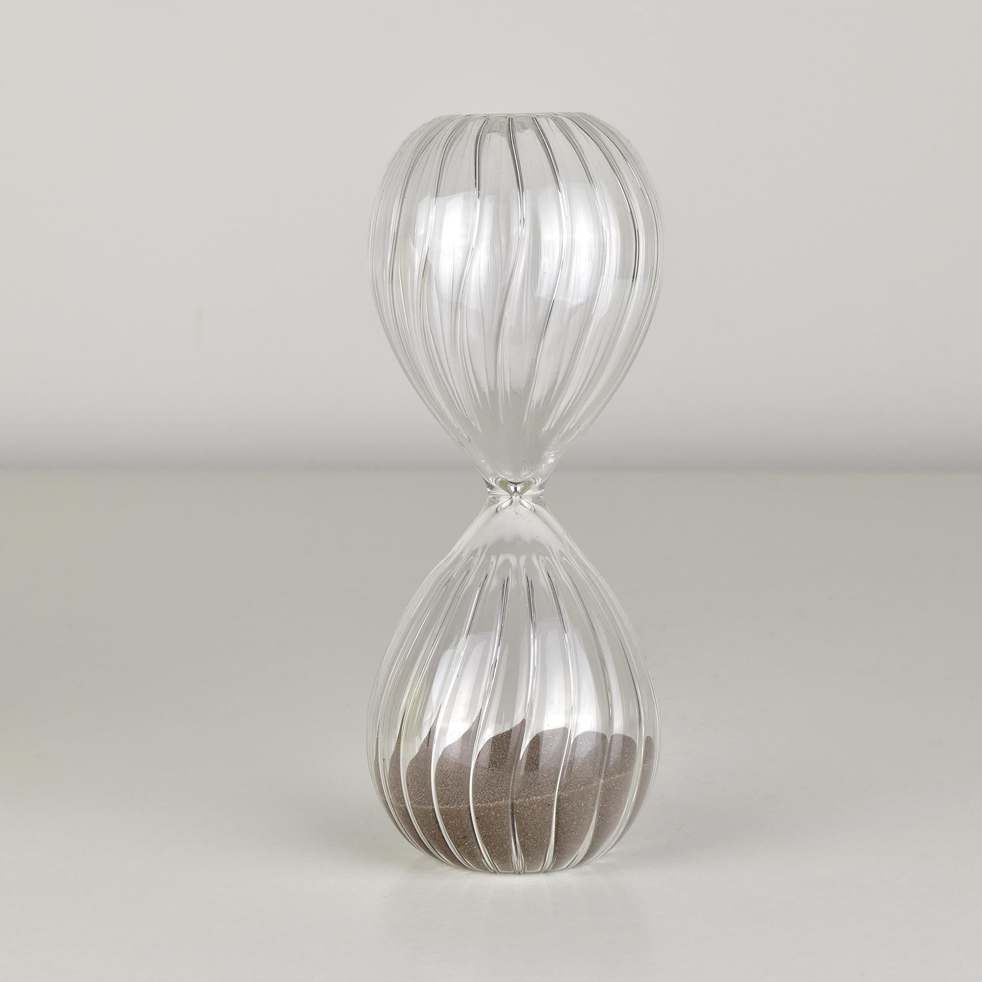 Eine mundgeblasene Kunstglas-Sanduhr mit gerippter Oberfläche von einem unbekannten Künstler.