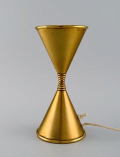 Hourglass-shaped designer table lamp in brass. Mid-20th century.