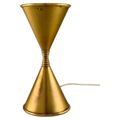 Hourglass-shaped designer table lamp in brass. Mid-20th century. 