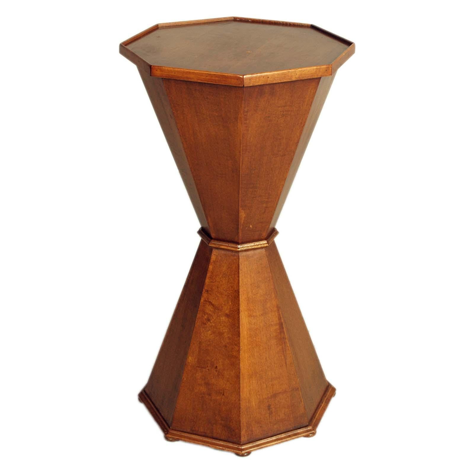 The meaning of this symbolic column is the eternal passage of time, the sand slips away until it is no longer there, it is a continuous reminder that life is finite and that, therefore, we should make the most of it while we can. But it also serves
