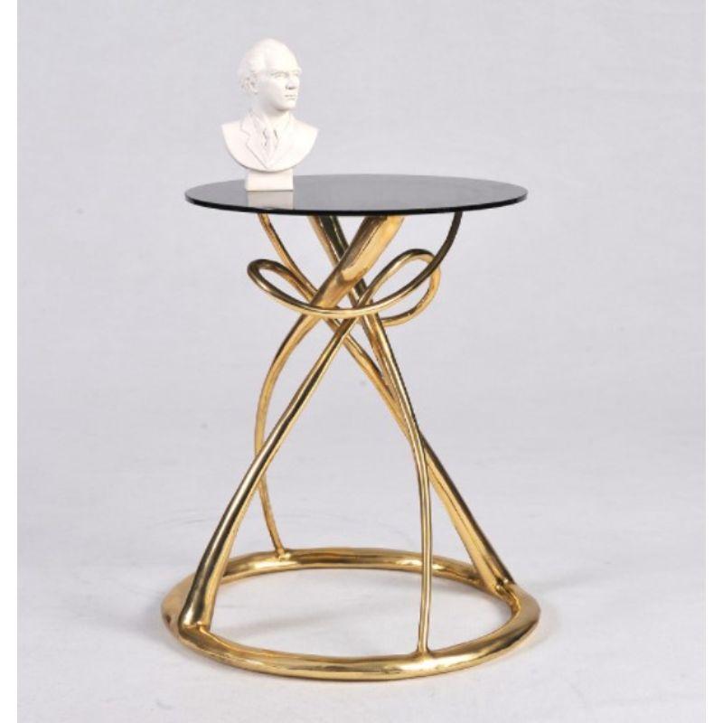 Postmoderne Table d'appoint en forme de sablier encadrée de laiton avec plateau noir par Misaya en vente