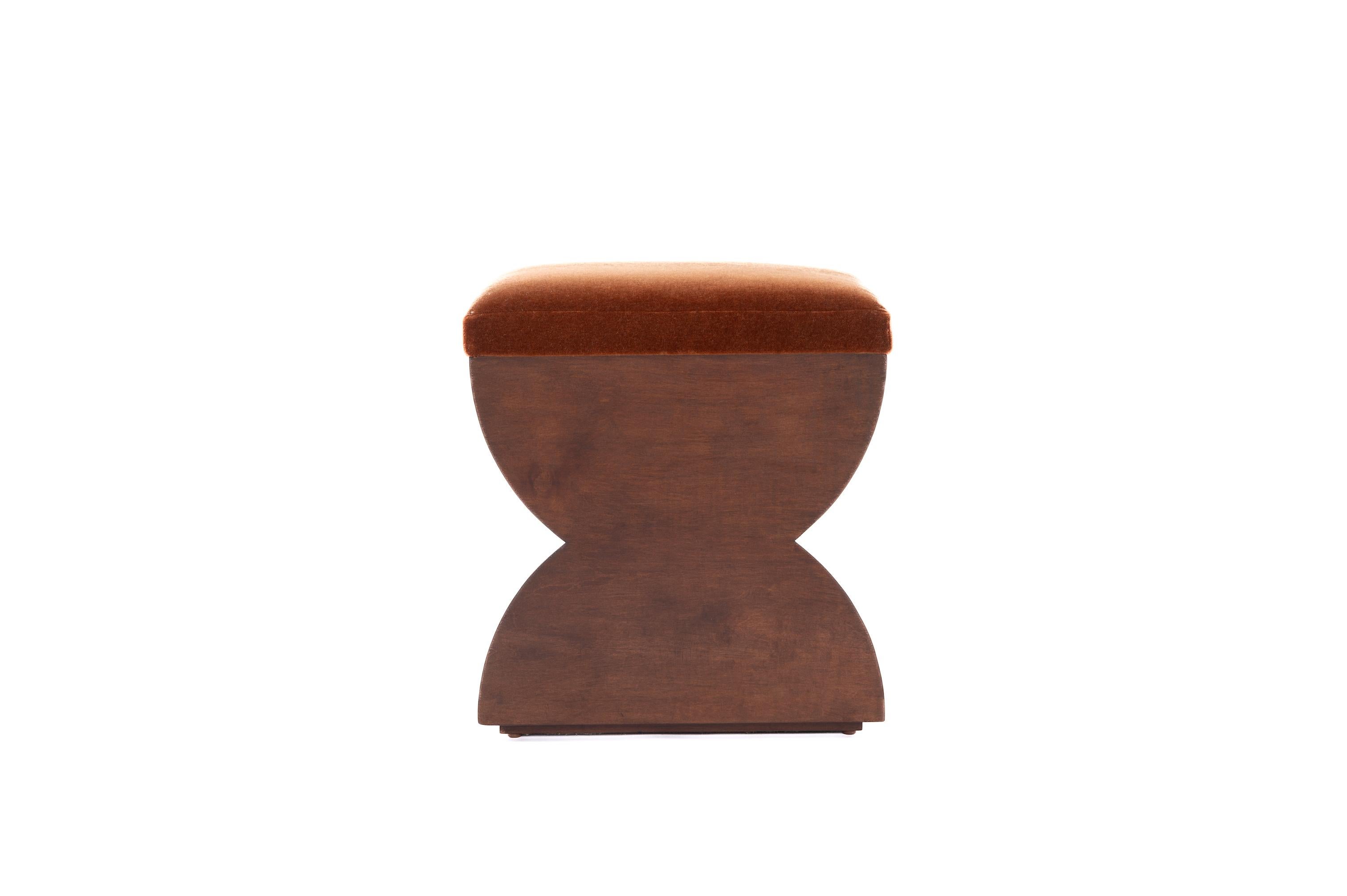 Con le sue curve slanciate e l'elegante base in noce, lo sgabello Hourglass fonde perfettamente l'arte con la funzionalità, offrendo posti a sedere supplementari per qualsiasi stanza. Questo pezzo versatile è stato progettato per esaltare sia