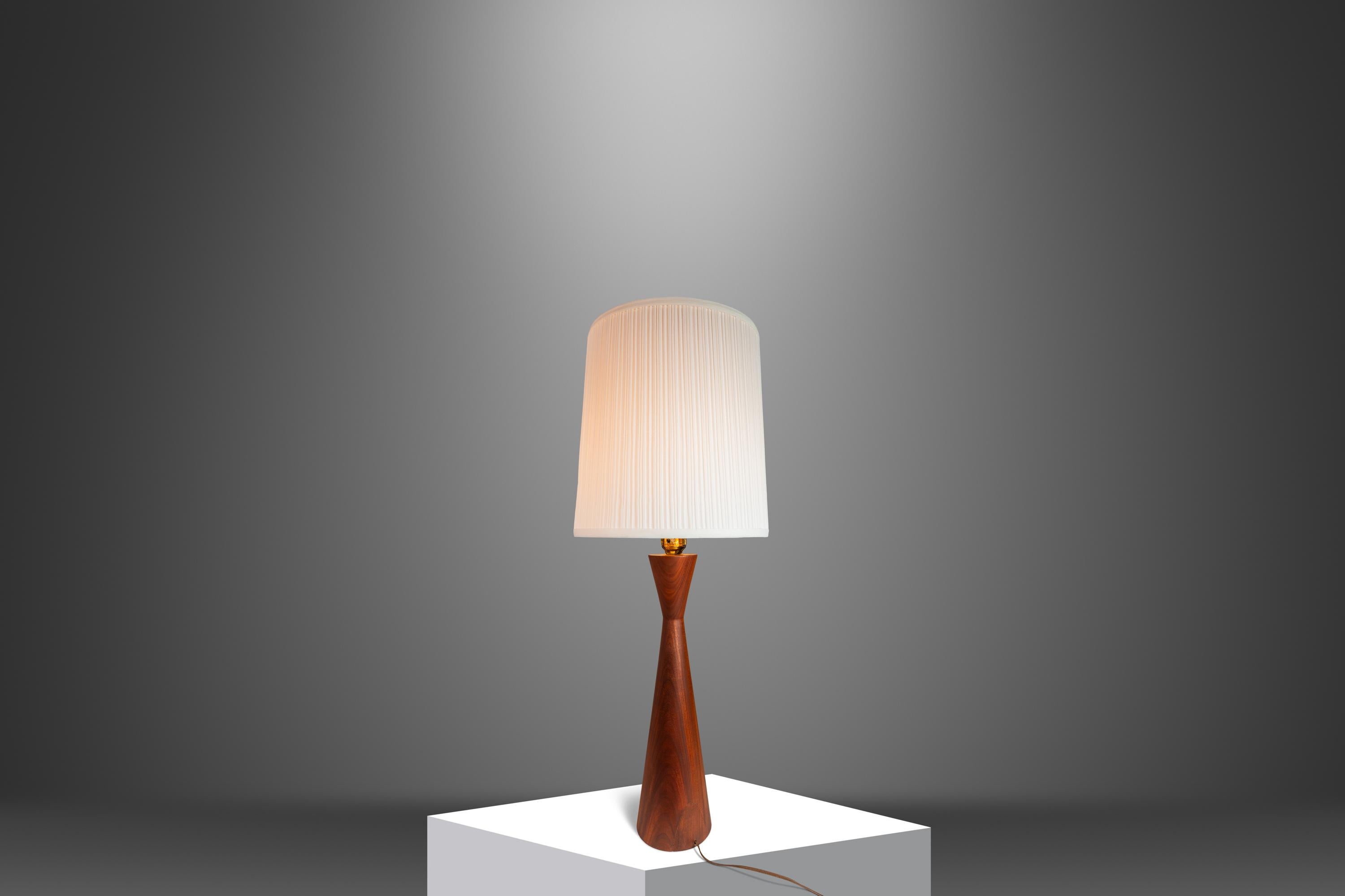 Hourglass Table Lamp in Walnut Attributed to Phillip Lloyd Powell , USA, 1960's For Sale 5