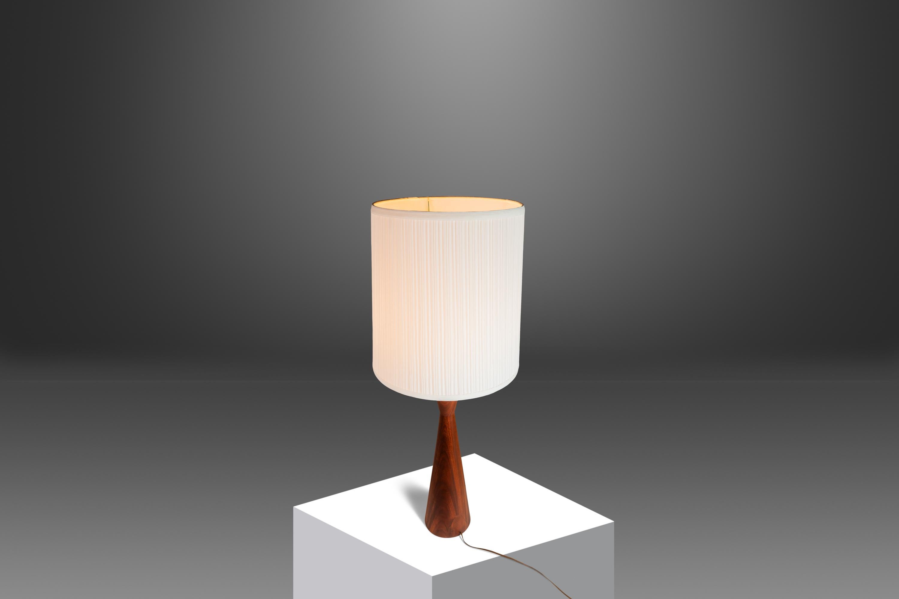 Hourglass Table Lamp in Walnut Attributed to Phillip Lloyd Powell , USA, 1960's For Sale 6