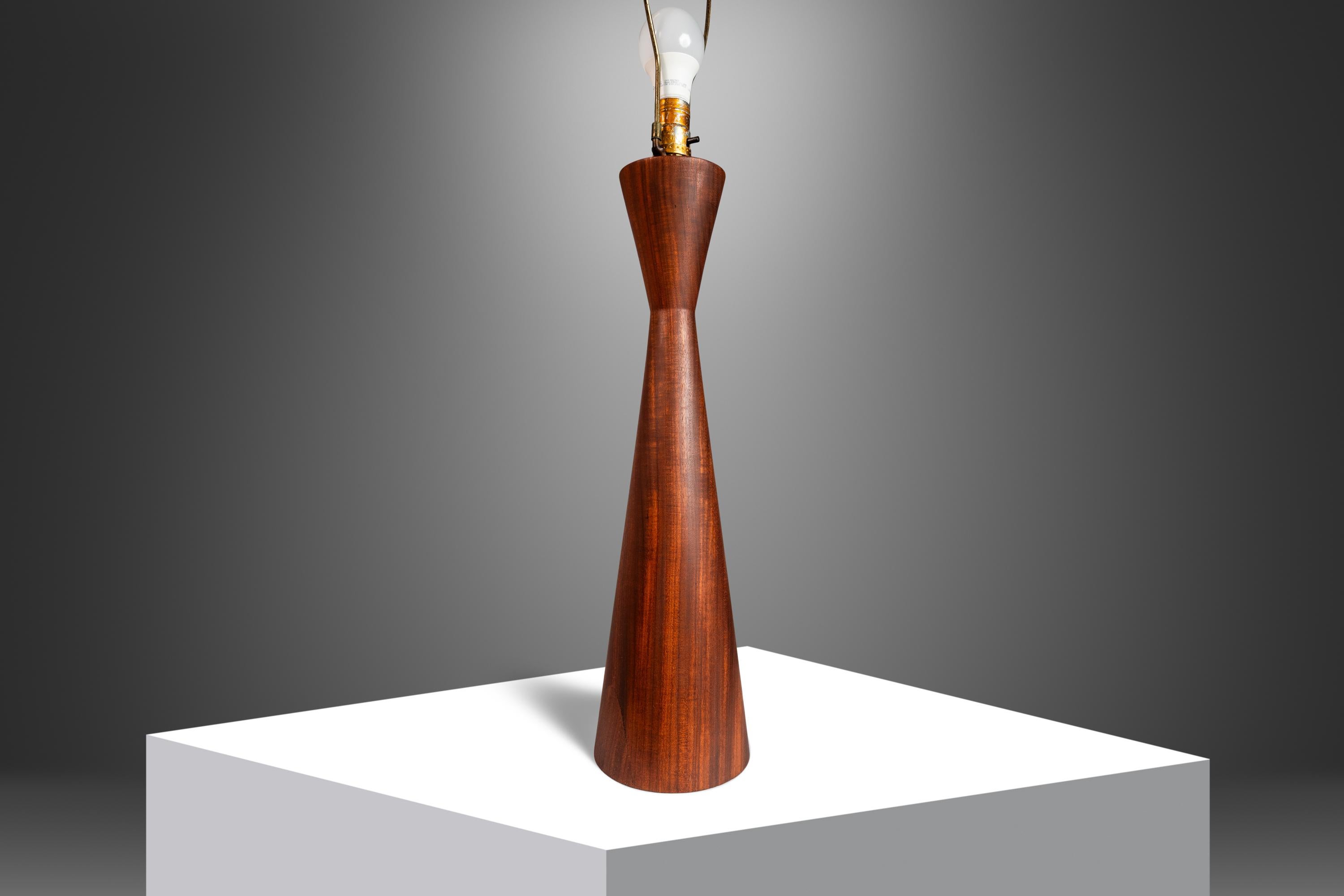Hourglass Table Lamp in Walnut Attributed to Phillip Lloyd Powell , USA, 1960's For Sale 7