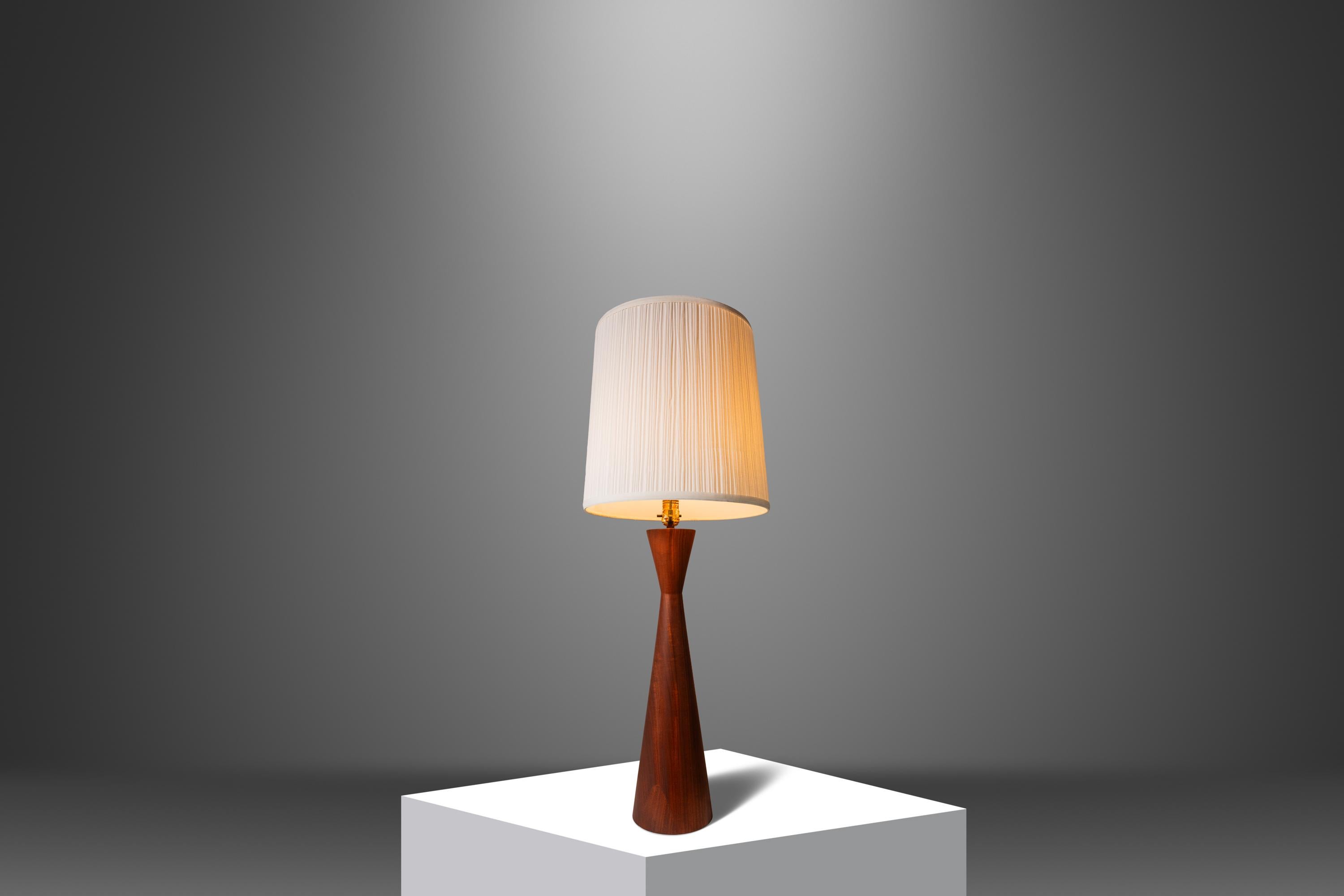 Mid-Century Modern Hourglass Table Lamp in Walnut Attributed to Phillip Lloyd Powell , USA, 1960's For Sale
