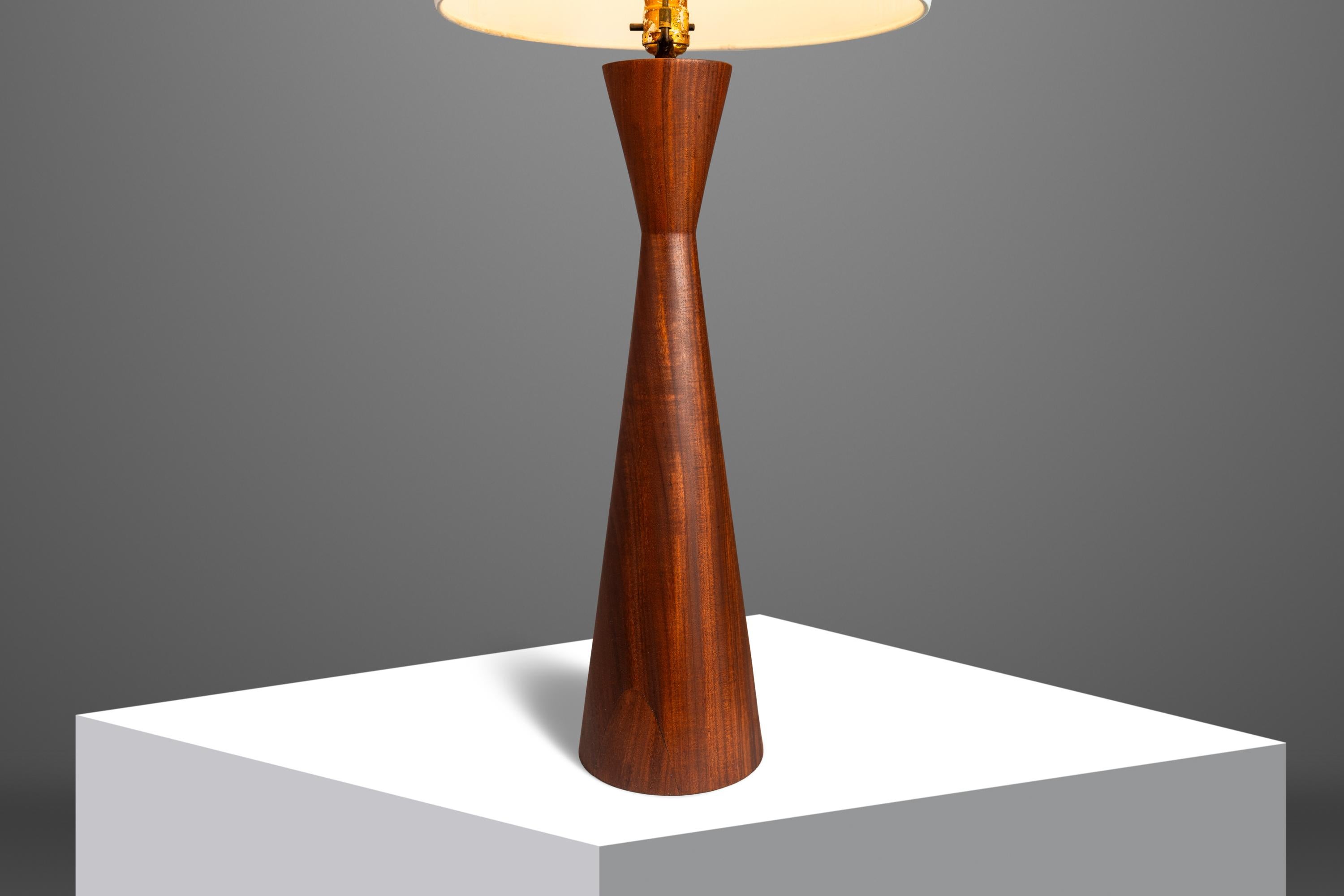 American Hourglass Table Lamp in Walnut Attributed to Phillip Lloyd Powell , USA, 1960's For Sale