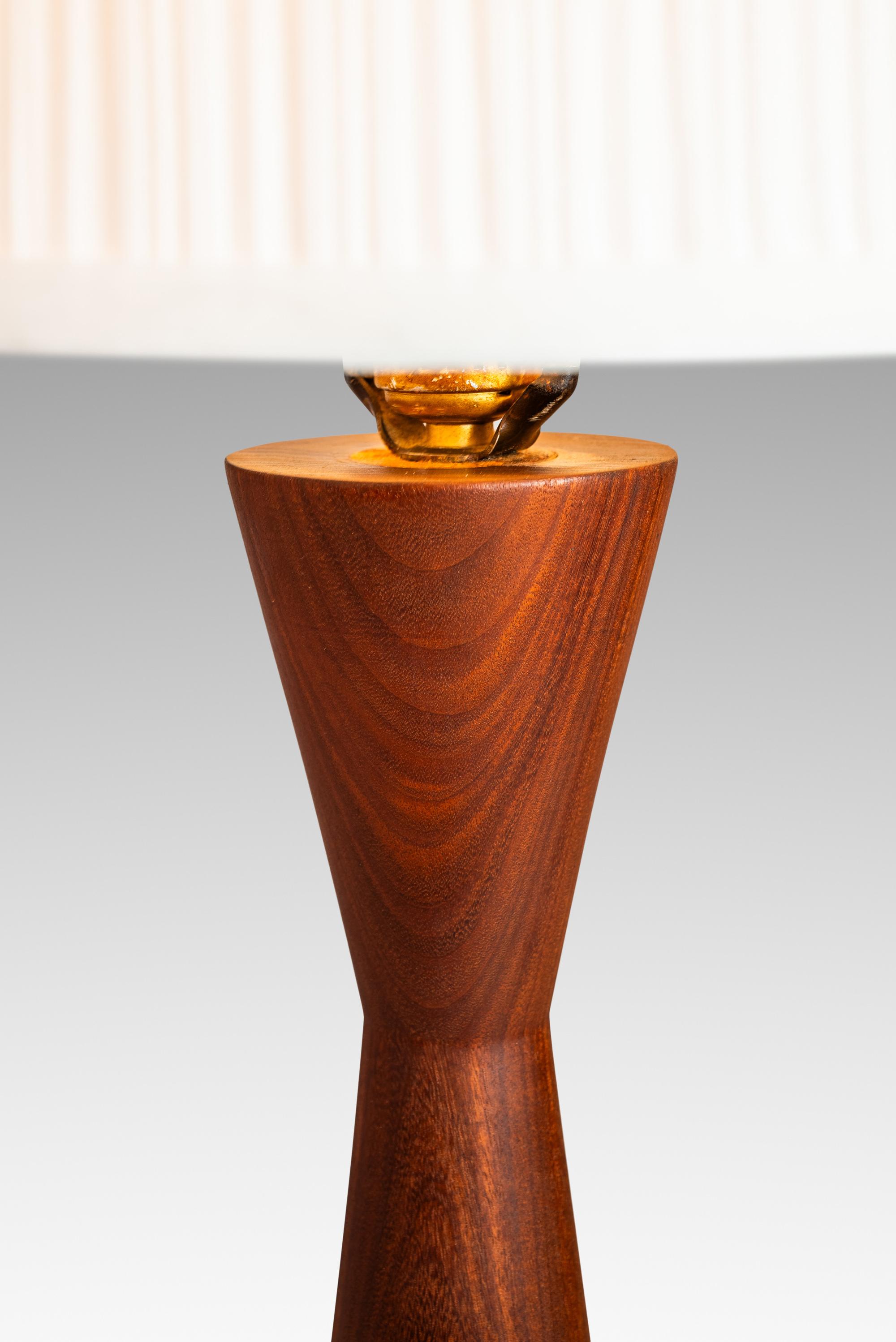 Mid-20th Century Hourglass Table Lamp in Walnut Attributed to Phillip Lloyd Powell , USA, 1960's For Sale