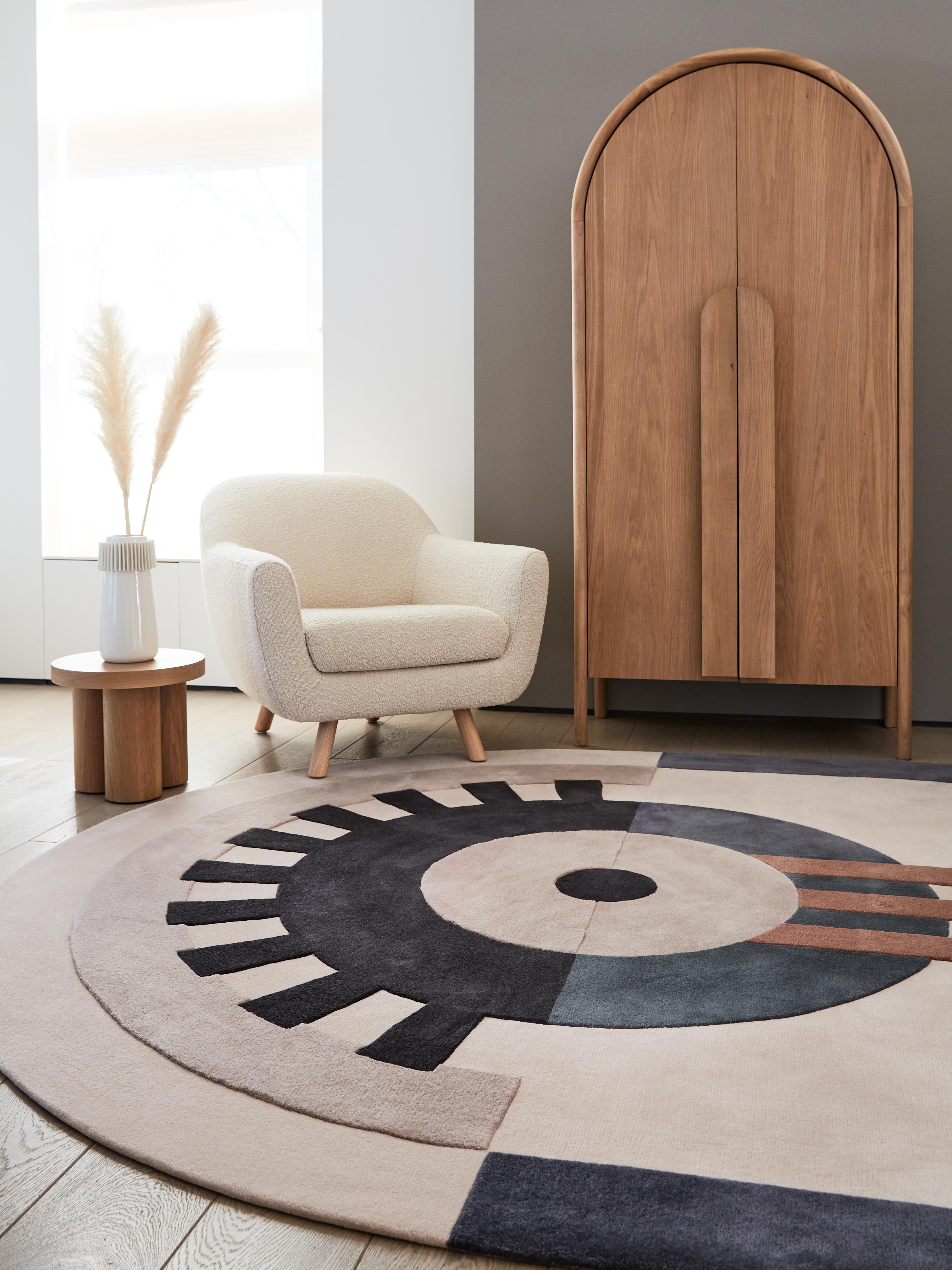 The Houri Rug is crafted from pure New Zealand wool, naturally dyed without any harmful chemicals. Each thread is meticulously woven by hand by skilled weavers from a family business with four generations of experience in carpet weaving. The Houri
