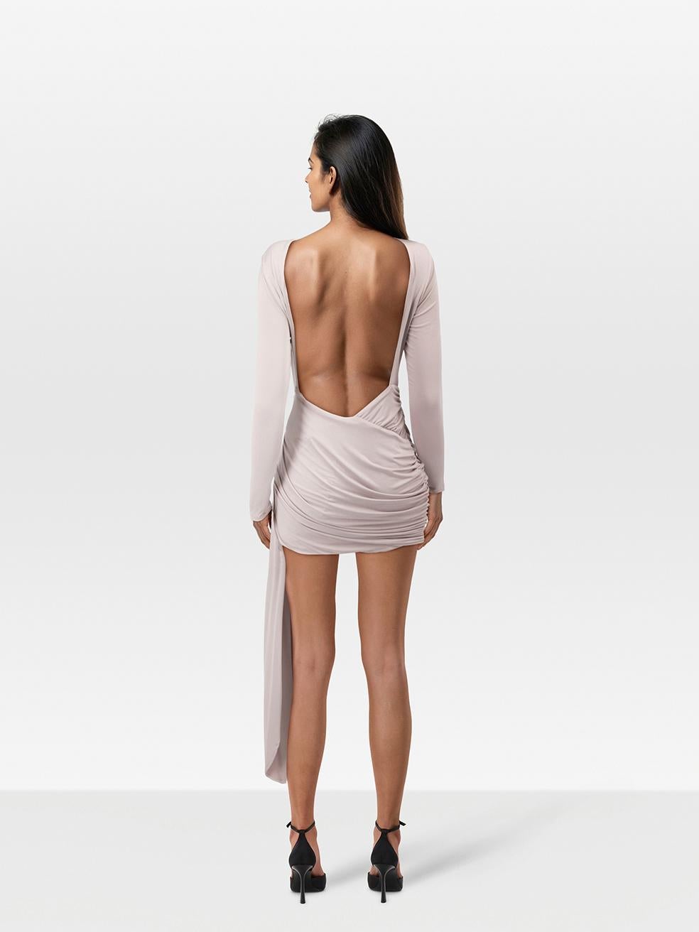 L'ÉTAT est Jamais porté, avec les étiquettes. En raison d'un mauvais stockage de la robe, il y a une marque sur le devant droit de ce nouveau House of CB designer resale item. La marque peut nécessiter un lavage délicat à la main, contrairement aux