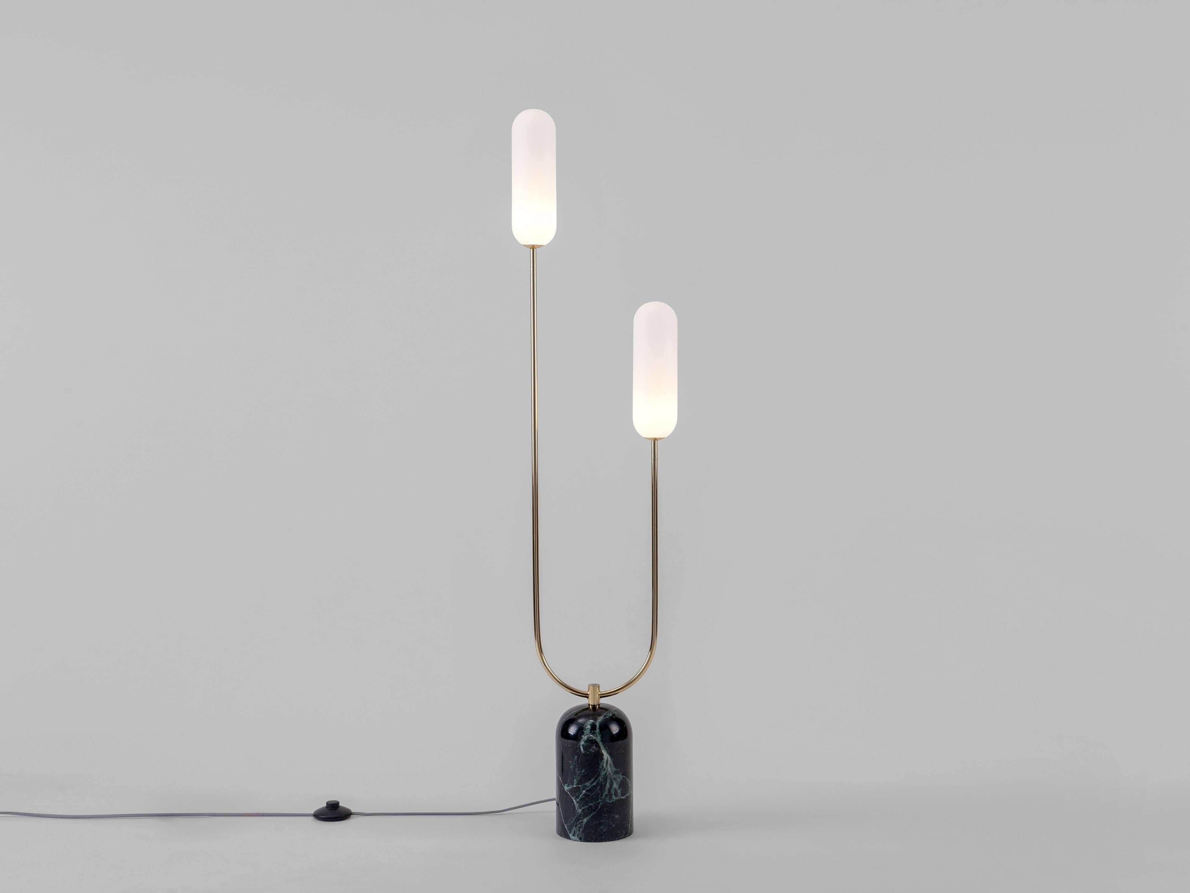 Mid-Century Modern Lampadaire courb Houseof avec base en marbre vert olive, mtal et abat-jour en verre en vente