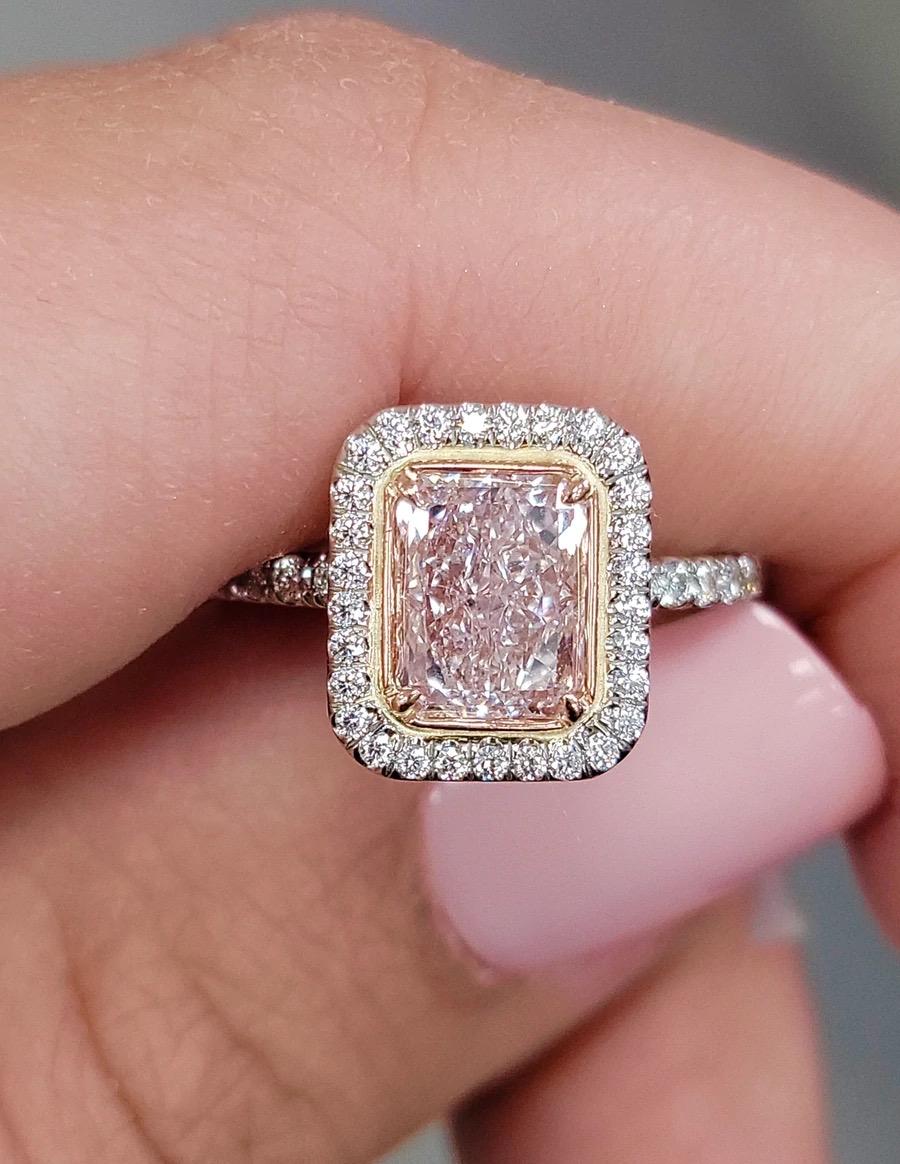 Haus der Diamanten New York 1,60CT LIGHT PINK RADIANT IF GIA RING 

Atemberaubender 1,60ct Long Radiant zertifiziert als 
