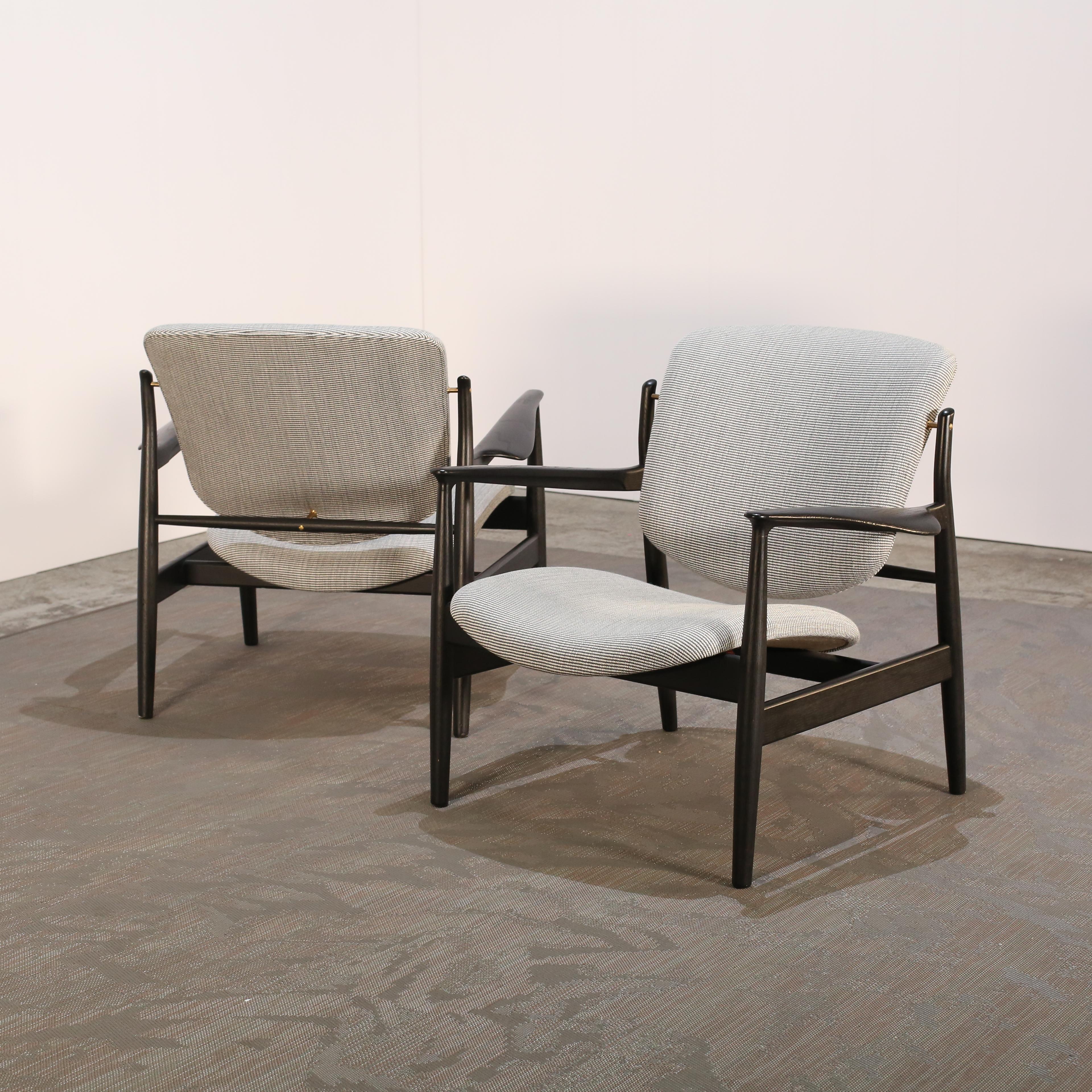 Ti presentiamo la splendida Poltrona France del famoso designer Finn Juhls. Realizzata con la massima attenzione ai dettagli, questa poltrona emana lusso e raffinatezza. Il design elegante e raffinato è caratterizzato da uno schienale curvo, da