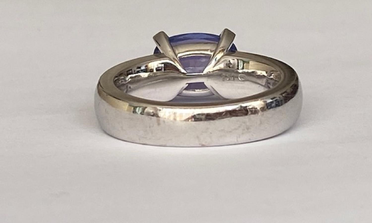 House of Gübelin, 18 Karat White Gold Ring with 4.60 Carat Sapphire For Sale 4