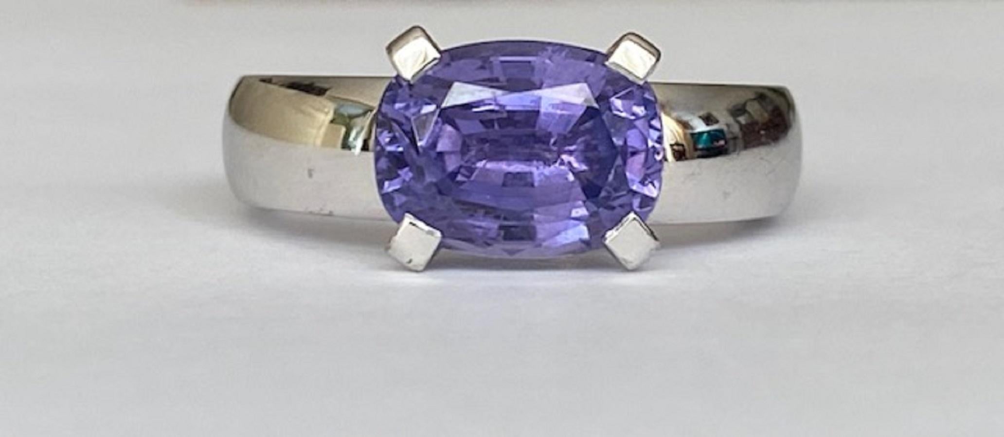 Modern House of Gübelin, 18 Karat White Gold Ring with 4.60 Carat Sapphire For Sale