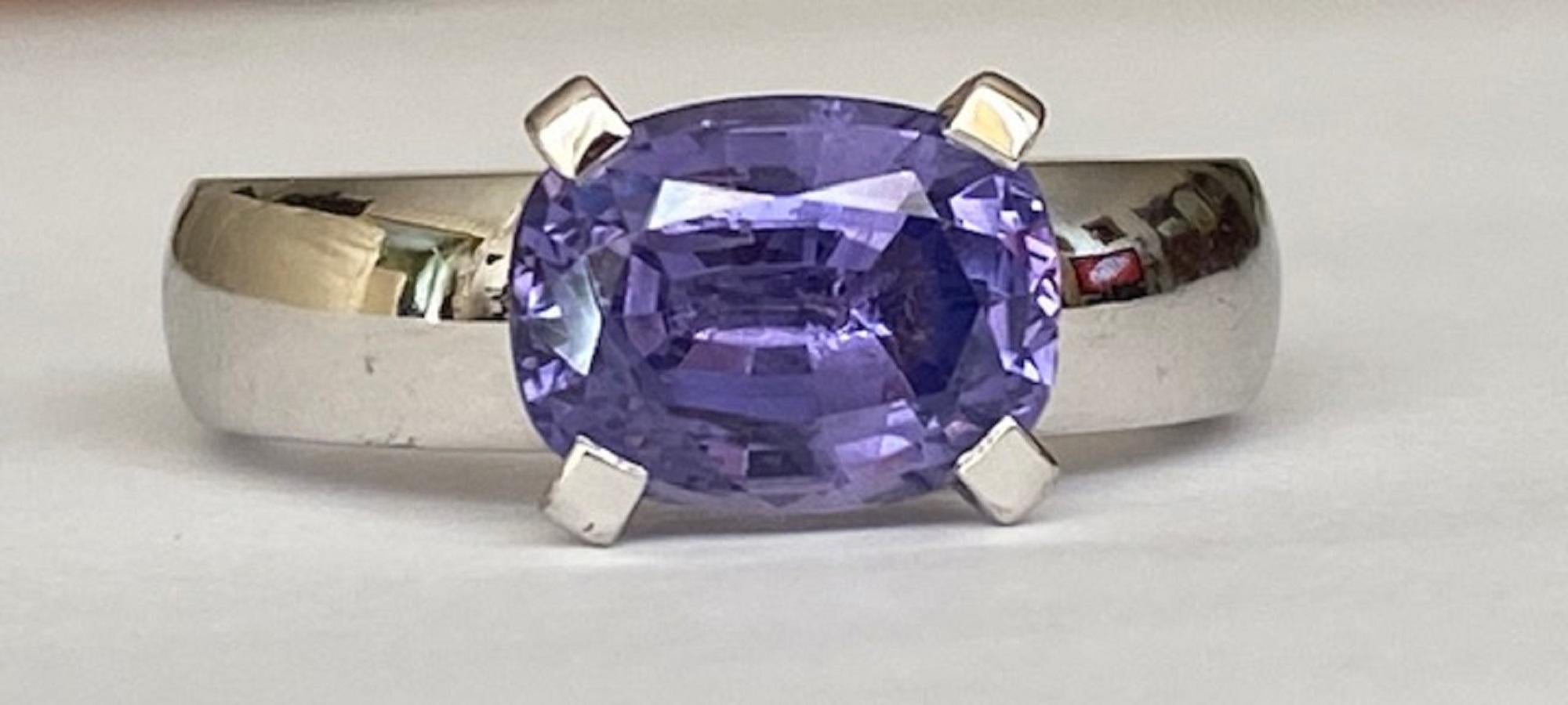 Cushion Cut House of Gübelin, 18 Karat White Gold Ring with 4.60 Carat Sapphire For Sale