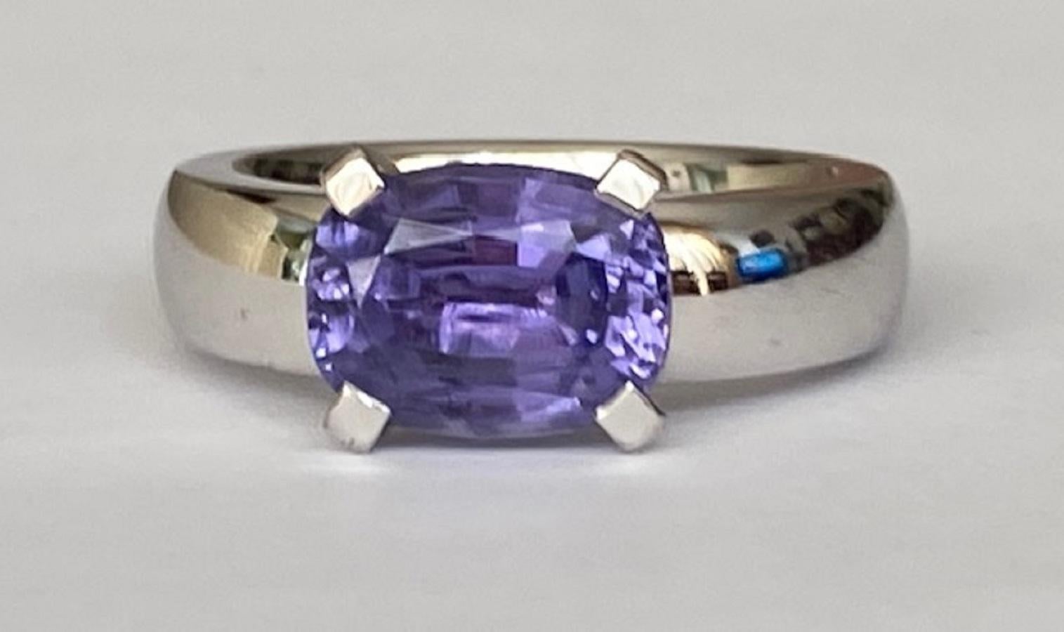 House of Gübelin, 18 Karat White Gold Ring with 4.60 Carat Sapphire In Good Condition For Sale In AMSTERDAM, NL