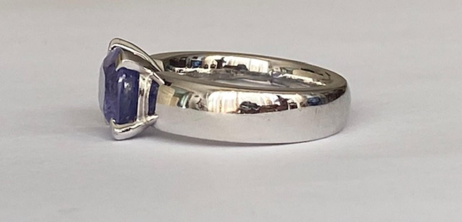 House of Gübelin, 18 Karat White Gold Ring with 4.60 Carat Sapphire For Sale 1