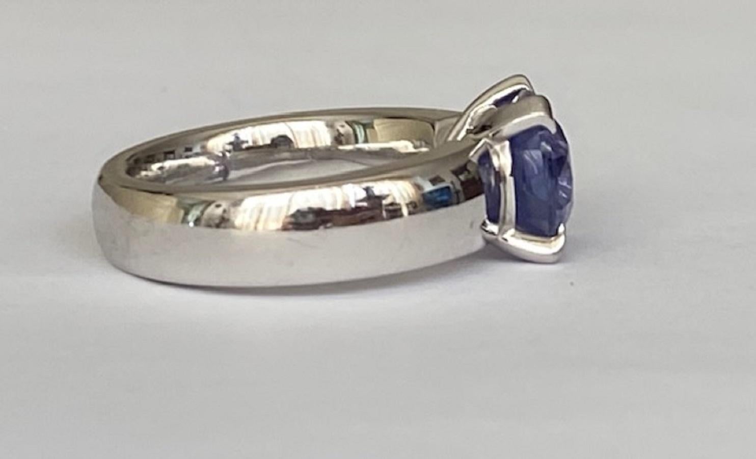 House of Gübelin, 18 Karat White Gold Ring with 4.60 Carat Sapphire For Sale 3