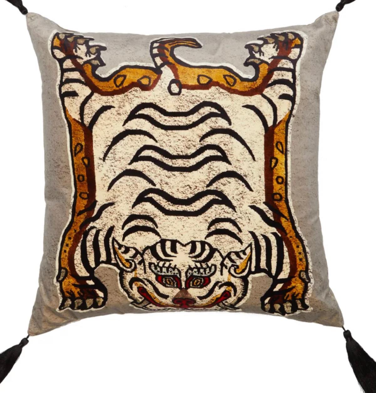 House of Hackney greift bei diesem grauen Tigris-Kissen, das mit einem balinesischen Tiger-Print verziert ist, auf fernöstliche Referenzen zurück. Sie wird im Vereinigten Königreich aus plüschigem Baumwollsamt hergestellt, ist mit reichlich Wolle