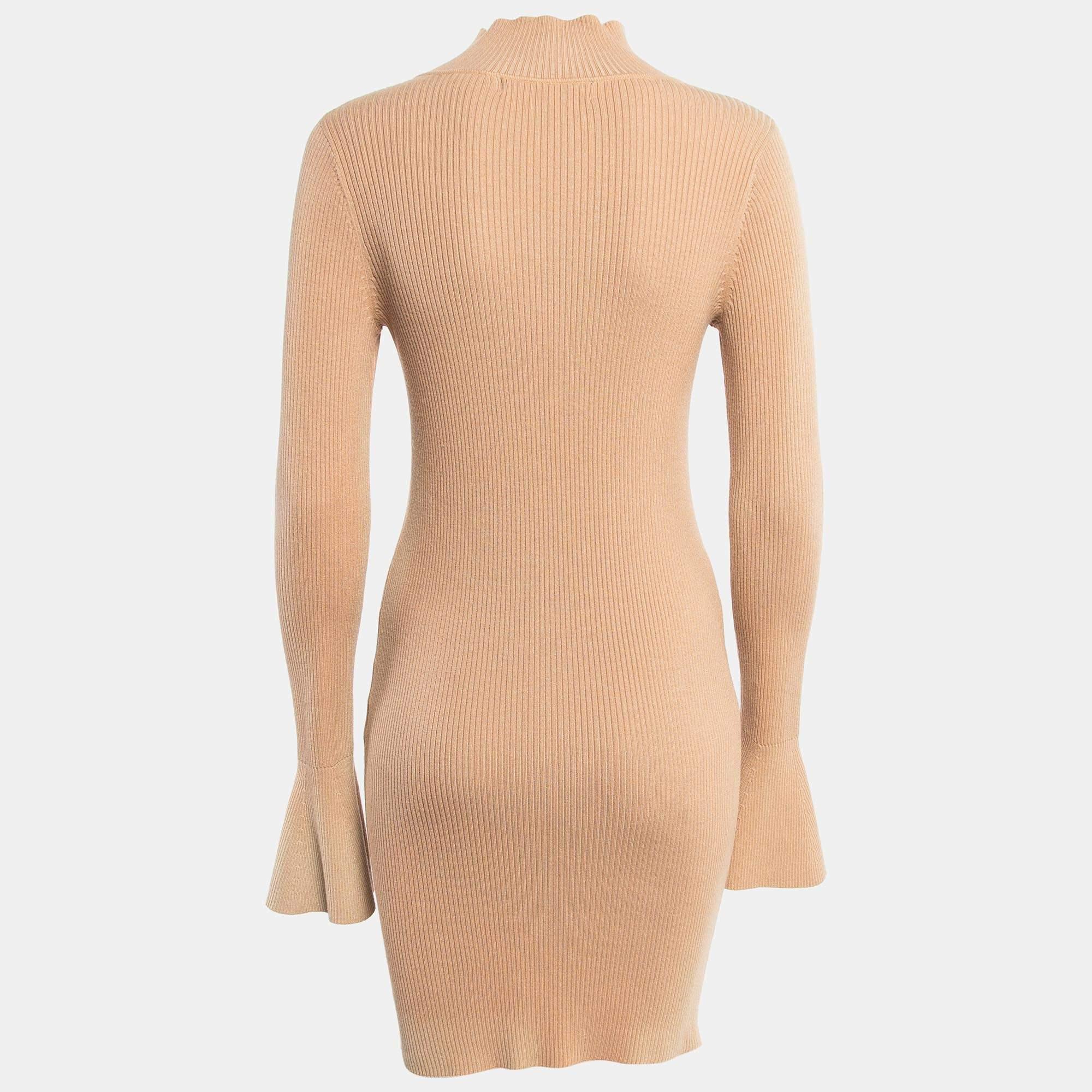Prova la gioia di una sartoria esperta con questo abito firmato da donna. Realizzato meticolosamente  offre una vestibilità impeccabile e dettagli di lusso.  garantendo un comfort ineguagliabile. Questa splendida creazione eleverà il tuo stile senza