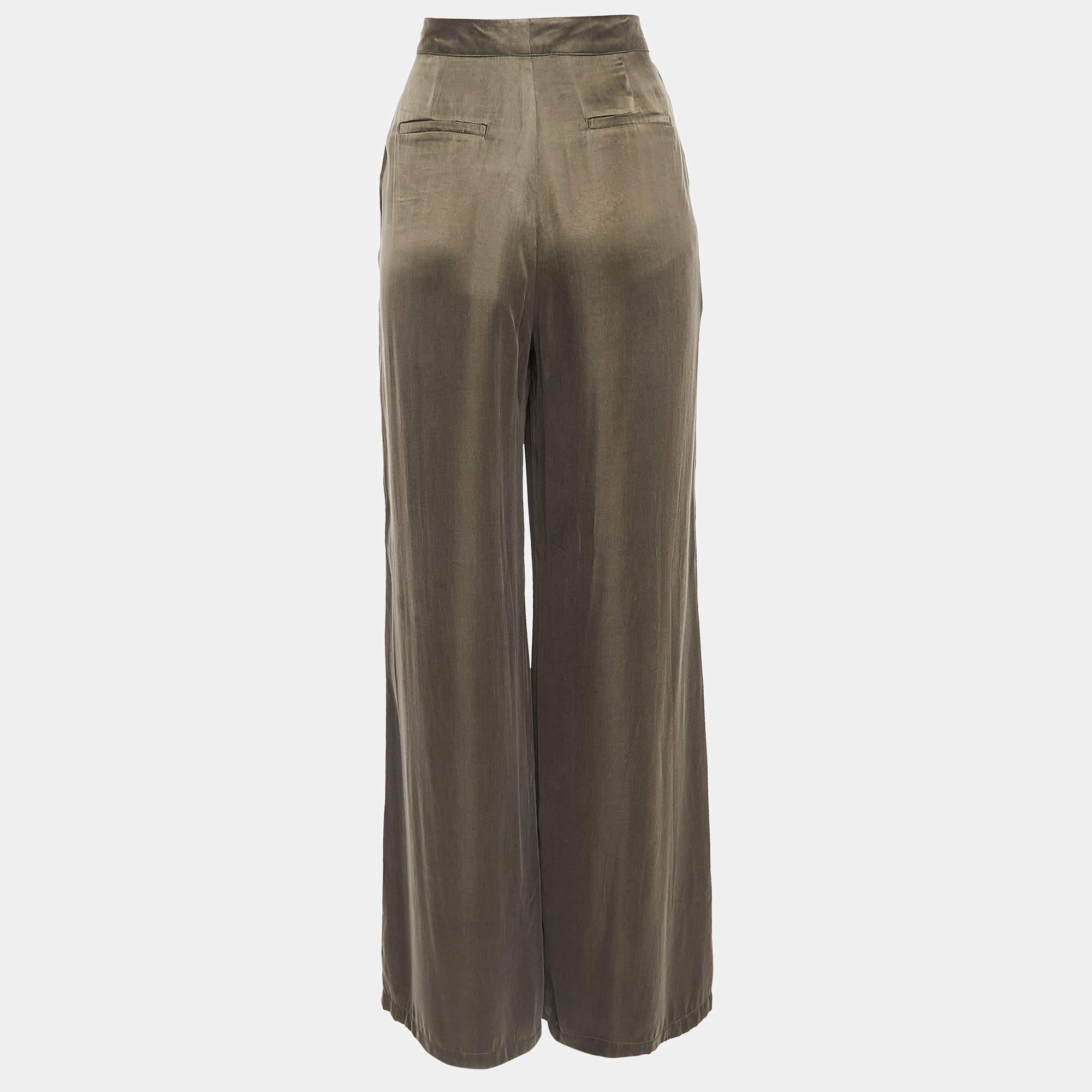 Élevez votre garde-robe avec le pantalon House of Harlow 1960s x Revolve. Confectionné en satin lustré  ce pantalon offre une sensation de luxe et une touche d'élégance. La silhouette à jambe large assure confort et style.  Ils sont donc parfaits