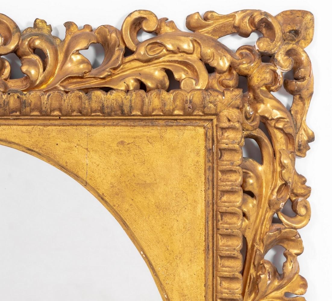 Specchio con cornice in legno dorato di House of Heydenryk, fine del XIX secolo. La cornice rettangolare a foglie d'acanto racchiude una lastra ovale a specchio. 45