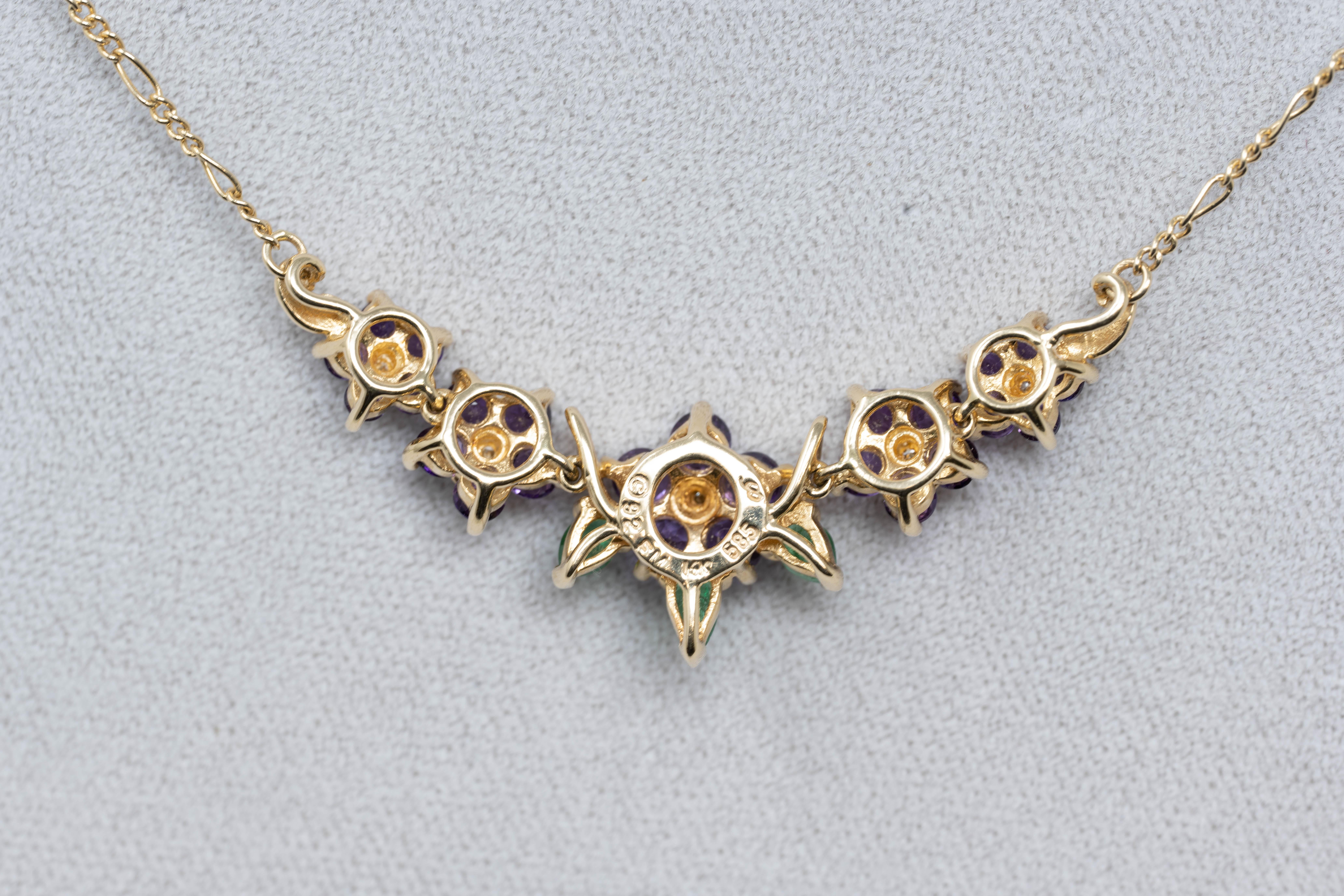Maison d'Igor Carl Faberge pour Franklin Mint Collier et paire de boucles d'oreilles en or 14k, collier. Le collier est serti de 5 diamants, de 3 émeraudes en forme de poire et de 25 améthystes. Les boucles d'oreilles sont serties de 1 diamant, 2