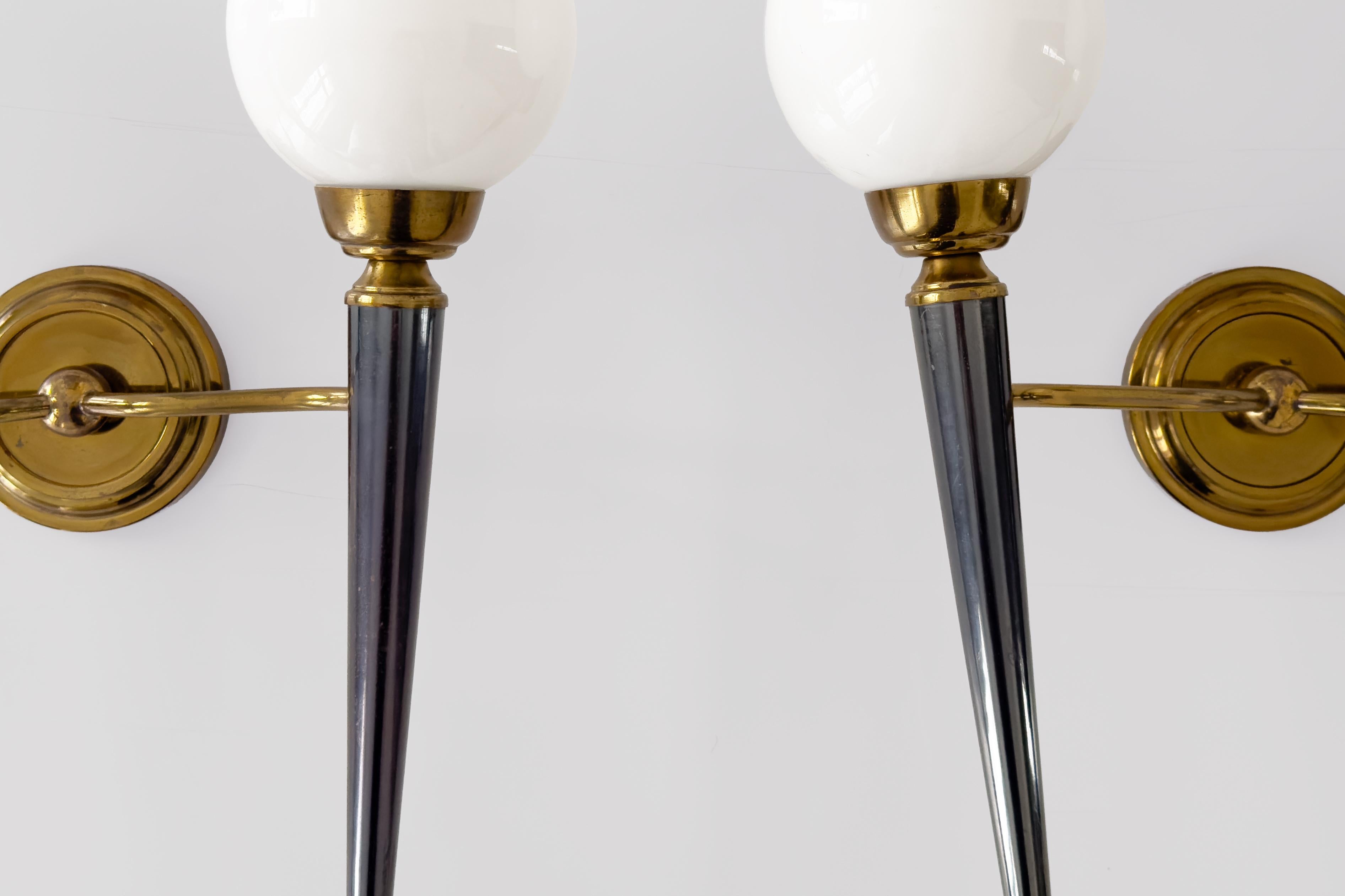 Français Maison Jansen Att, Paire d'appliques en métal doré et bleu &opaline en vente