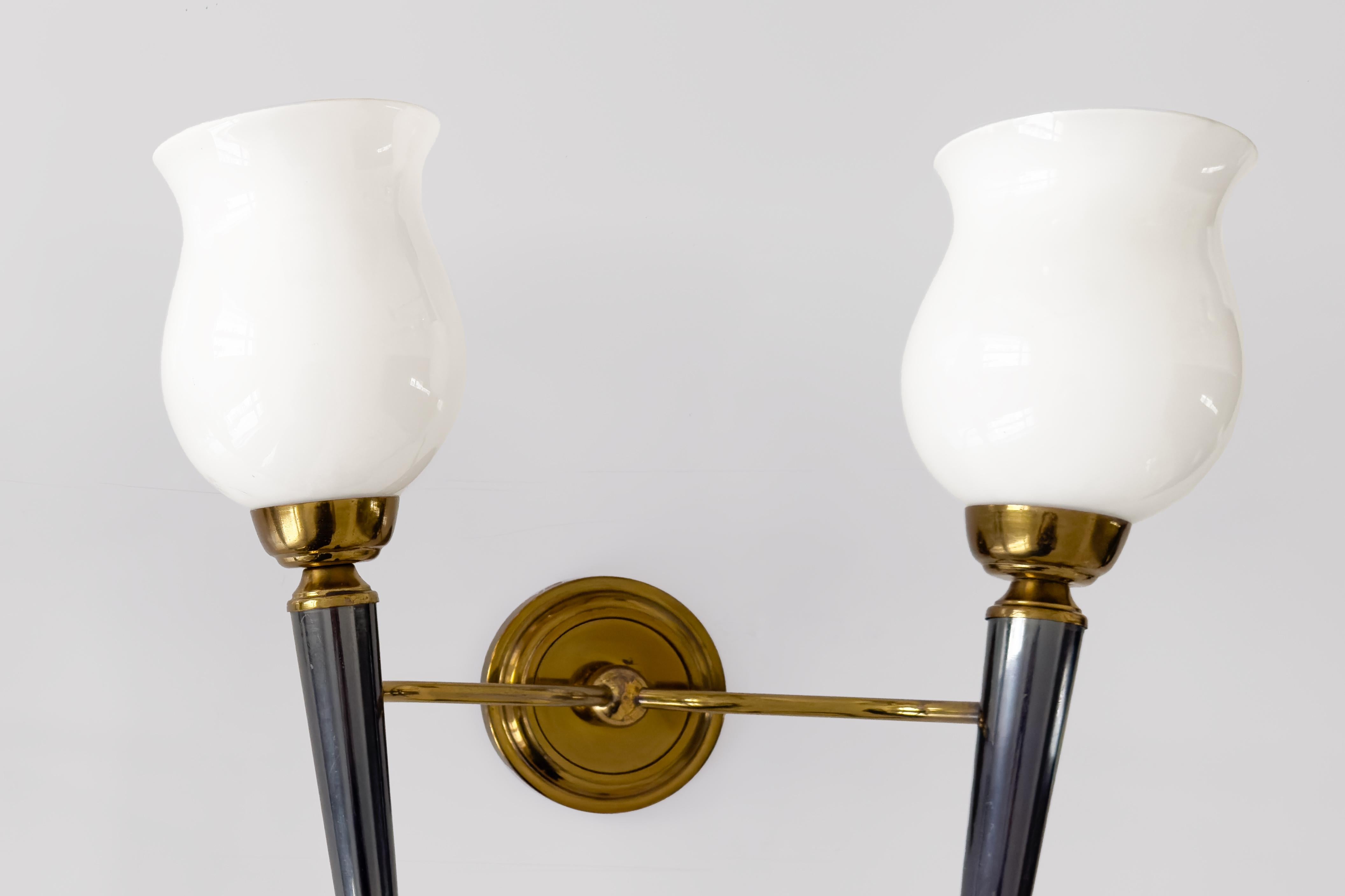 Doré Maison Jansen Att, Paire d'appliques en métal doré et bleu &opaline en vente