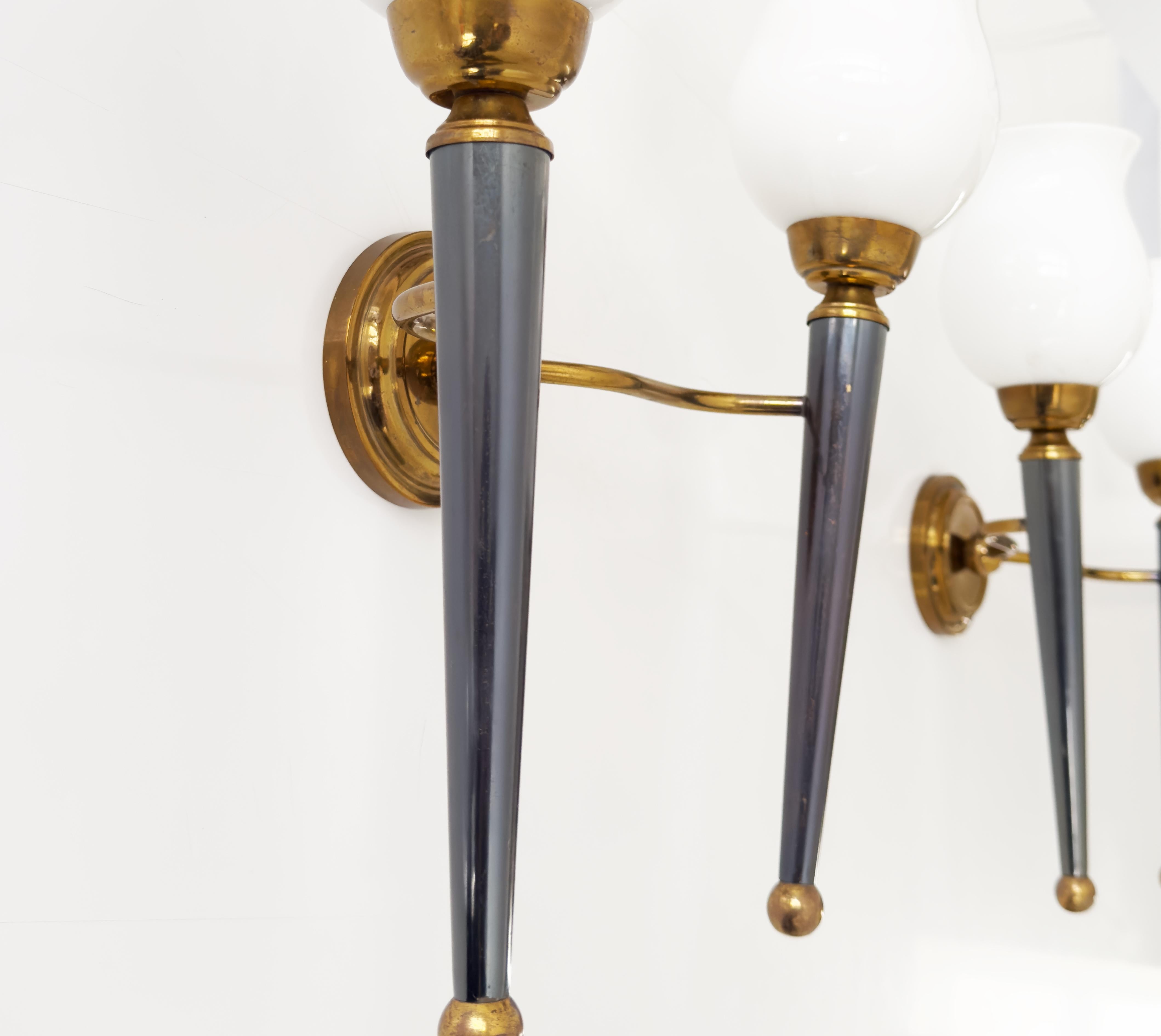 Maison Jansen Att, Paire d'appliques en métal doré et bleu &opaline Bon état - En vente à London, GB