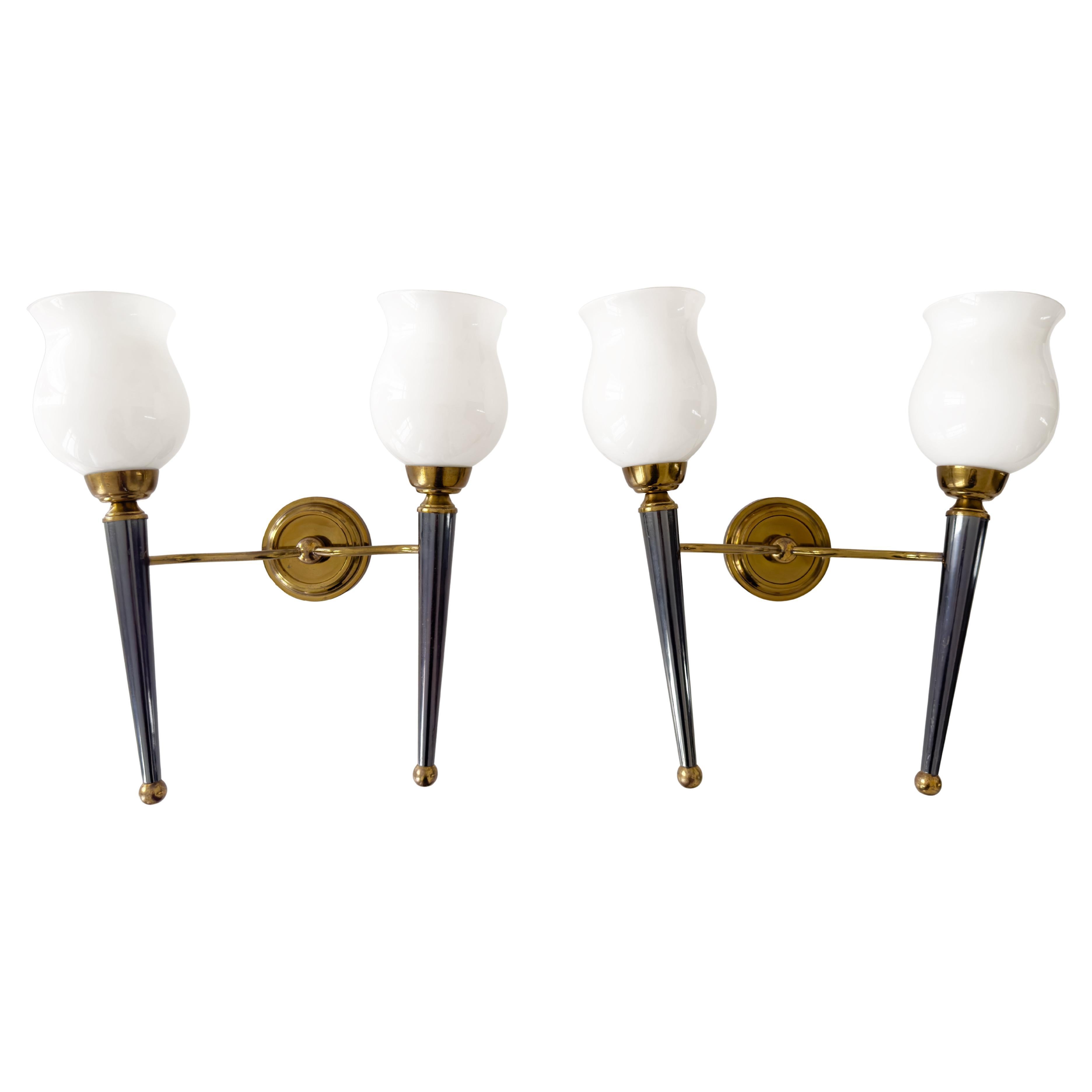 Maison Jansen Att, Paire d'appliques en métal doré et bleu &opaline en vente