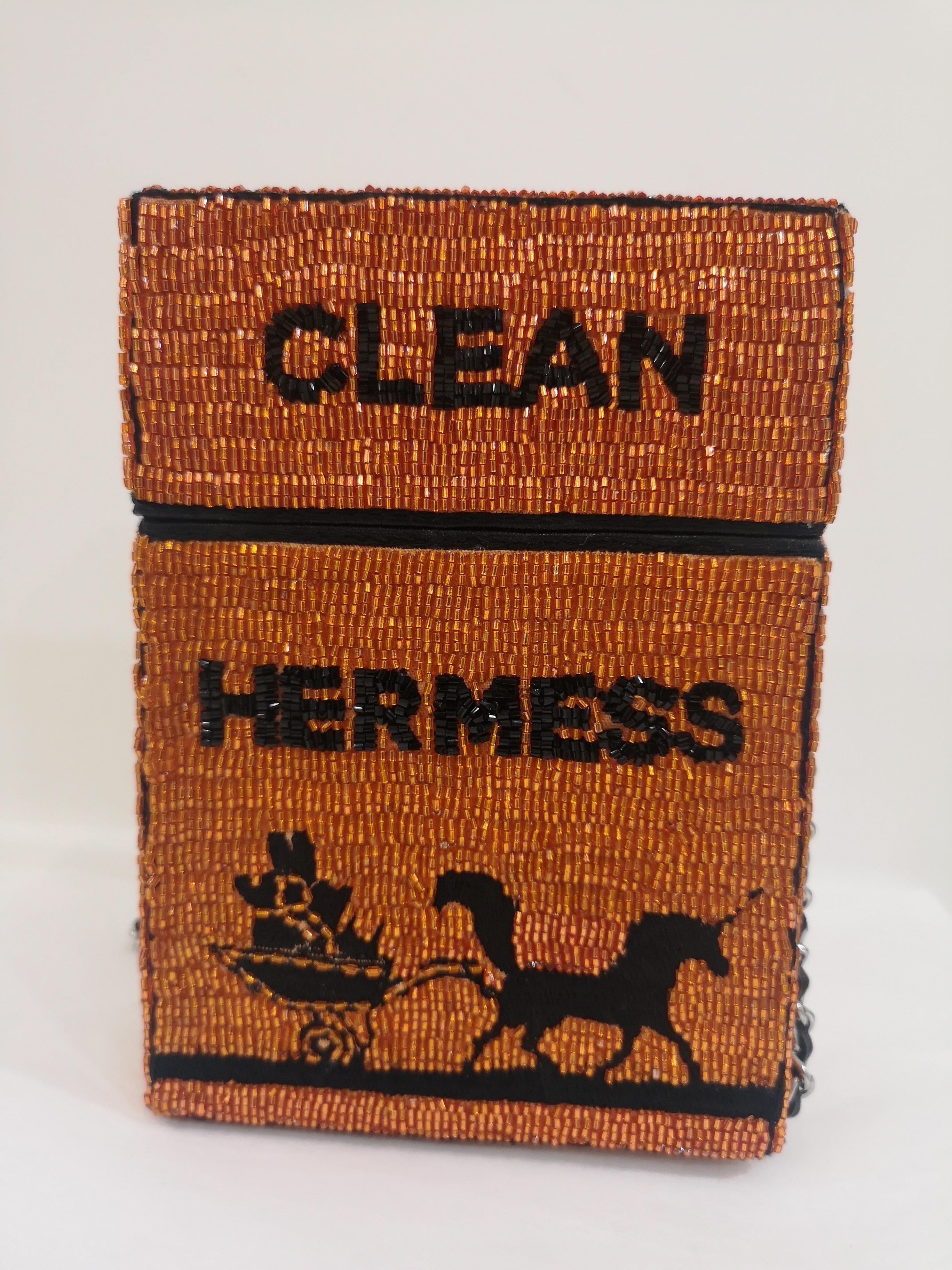 House of Muamua orange beads Clean hermess cigarette bag
Size: 20cm x 14cm x 6cm
totally hand-beaded

