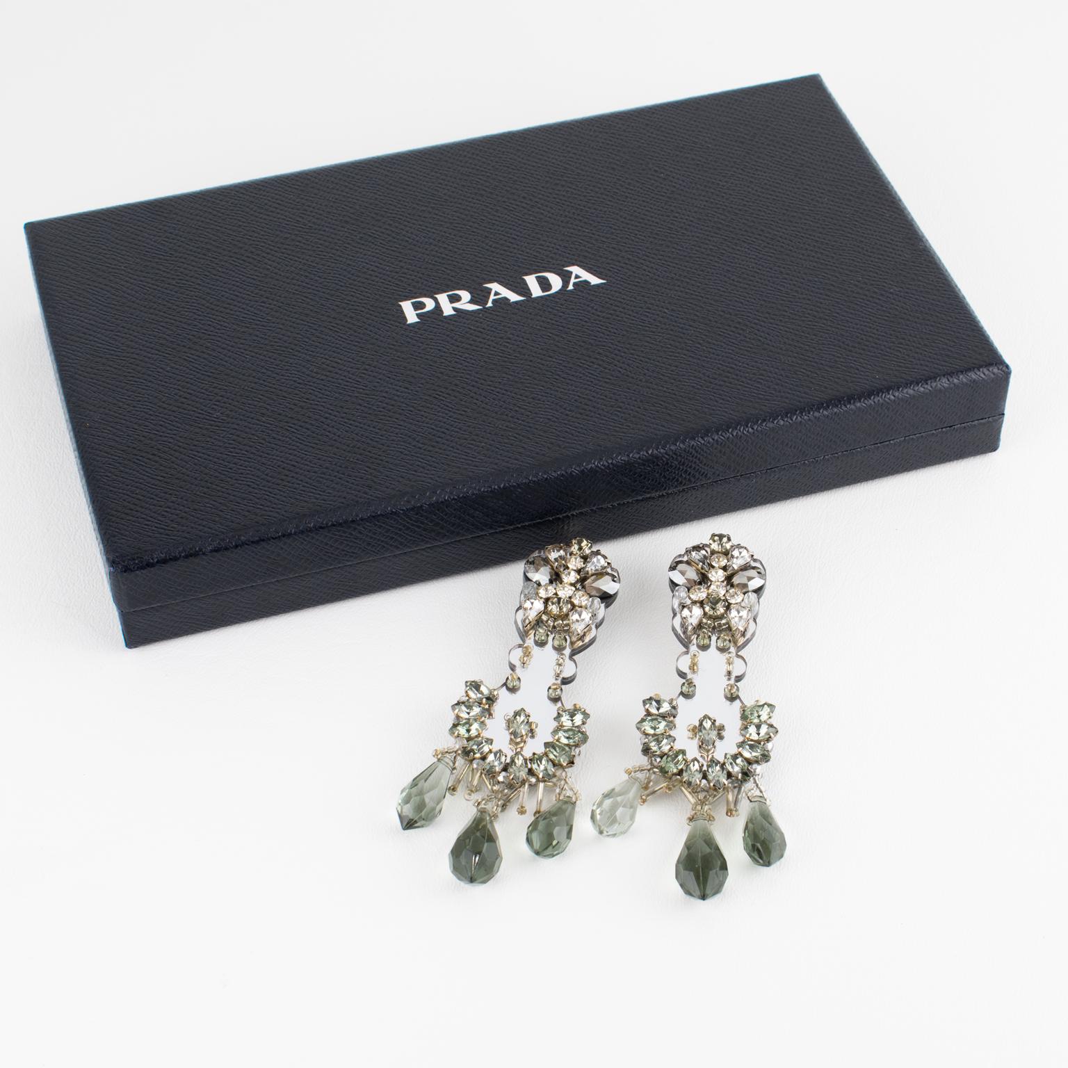Boucles d'oreilles pendantes en cristal et miroir de la maison Prada en vente 5