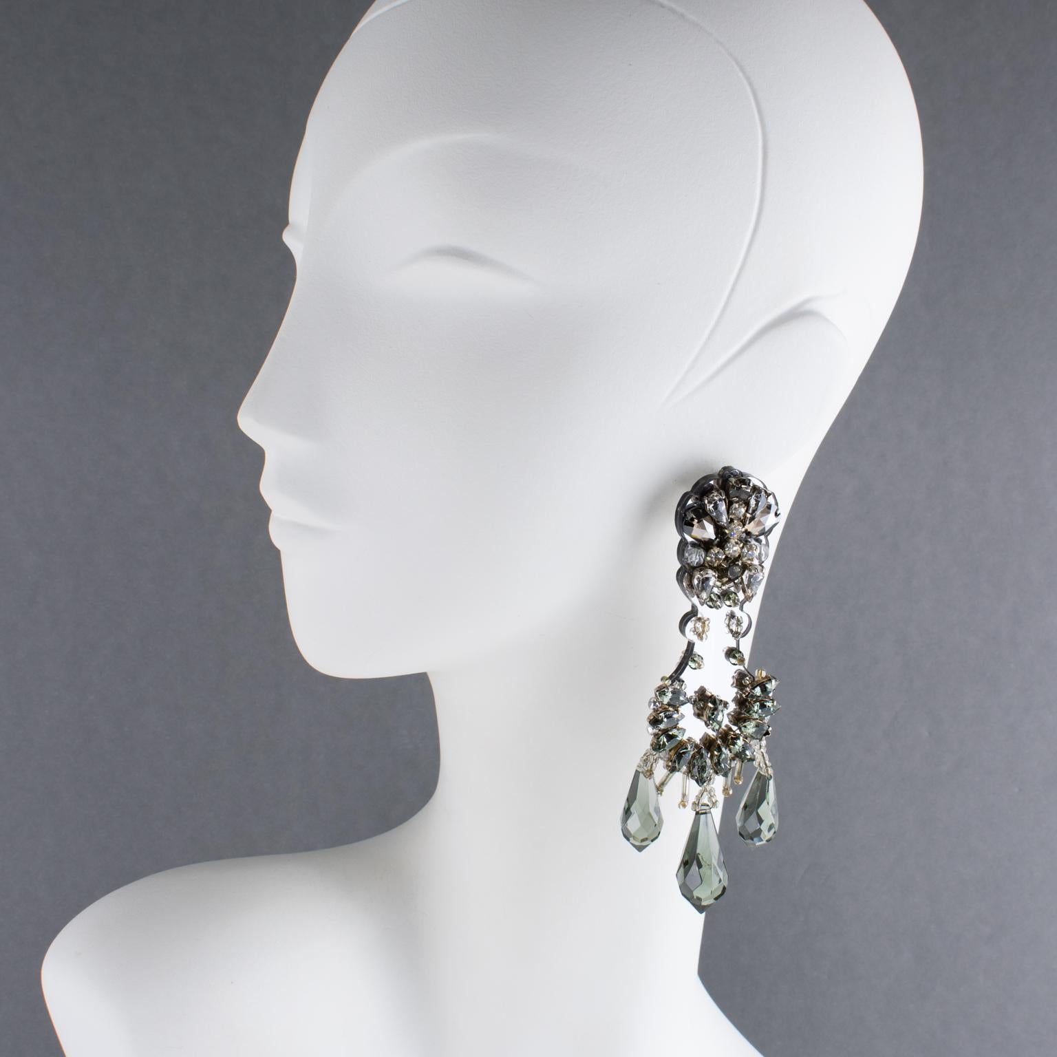 Prada Italie a cr�éé ces superbes boucles d'oreilles pendantes surdimensionnées. Ces boucles d'oreilles audacieuses et élégantes vous feront briller quelle que soit l'occasion. Ils proviennent de la maison Prada. Cette paire de boucles d'oreilles est